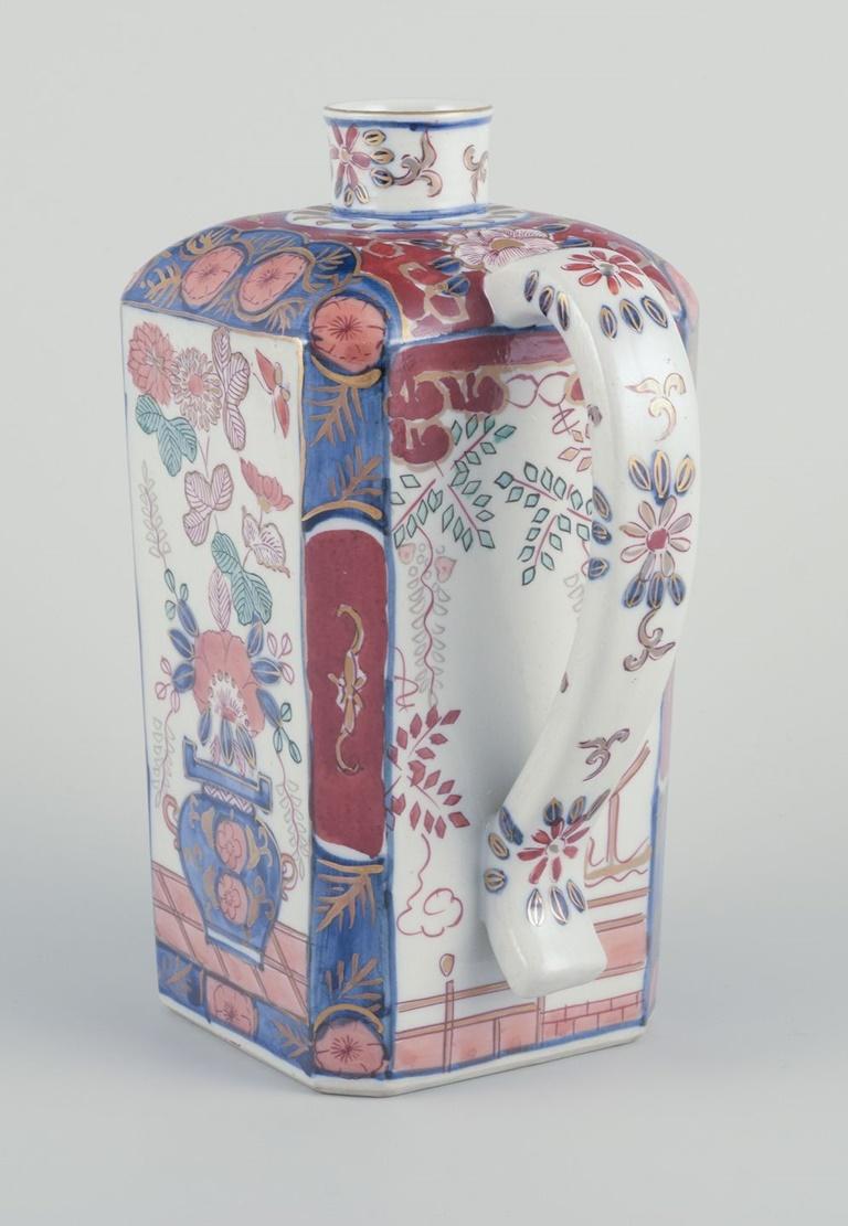 Cafetière asiatique en porcelaine Peint à la main avec une glaçure polychrome. en vente 1