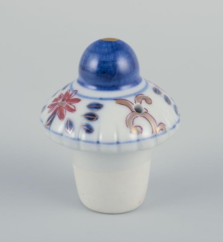 Cafetière asiatique en porcelaine Peint à la main avec une glaçure polychrome. en vente 2