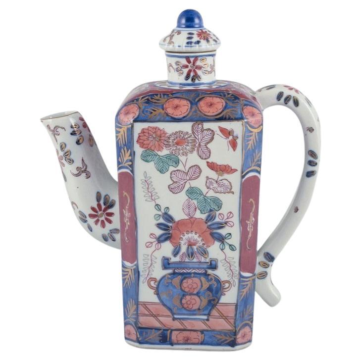 Asiatische Kaffeekanne aus Porzellan. Handbemalt mit polychromer Glasur.