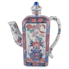 Cafetera asiática de porcelana. Pintado a mano con esmalte policromado.