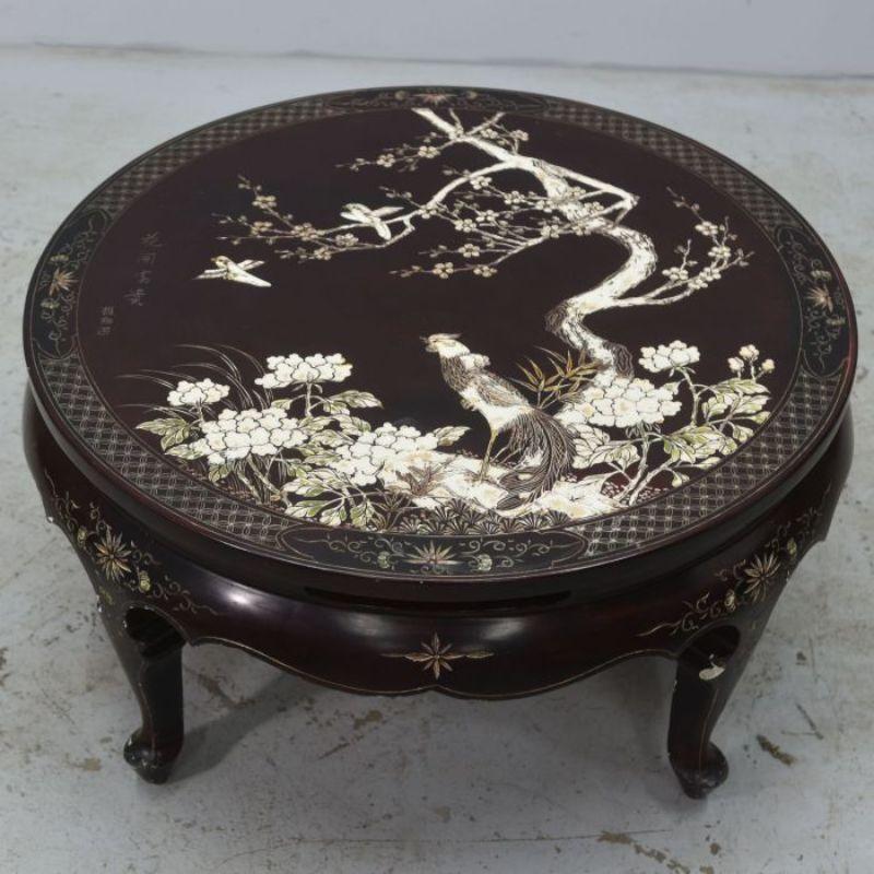 Asian coffee table top decorated with an inlaid rooster from the beginning of the 20th century, 40 cm high and 78 cm in diameter.

Additional information:
Material: Exotic wood.