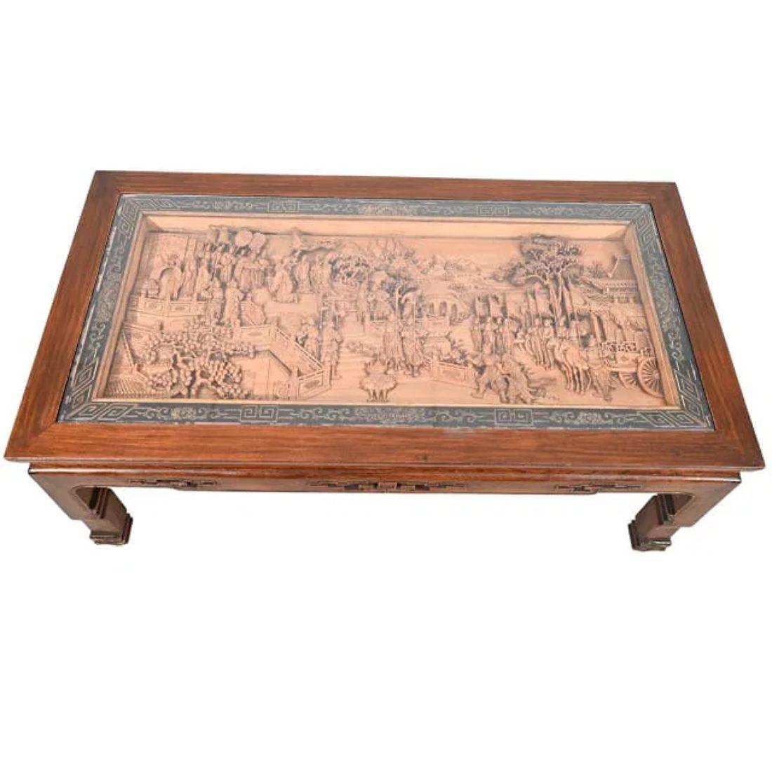 Eleva tu espacio vital con este  Mesa de centro de madera asiática, una obra maestra de artesanía y arte cultural. Tallada a mano en rica madera noble, esta mesa presenta patas ornamentalmente talladas y elaboradas grecas a lo largo del delantal,