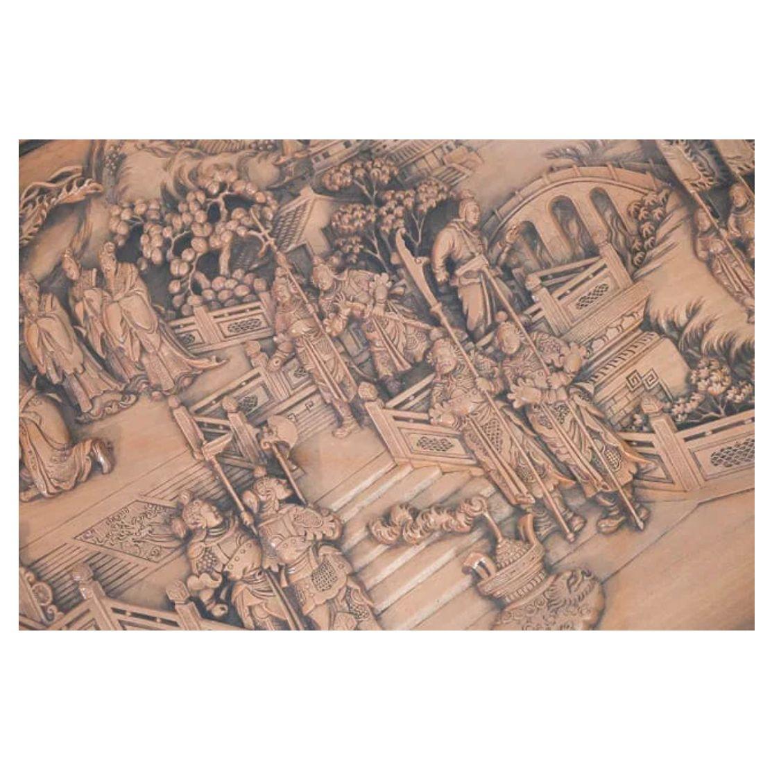 Mesa de centro asiática con detalles tallados siglo XX en venta