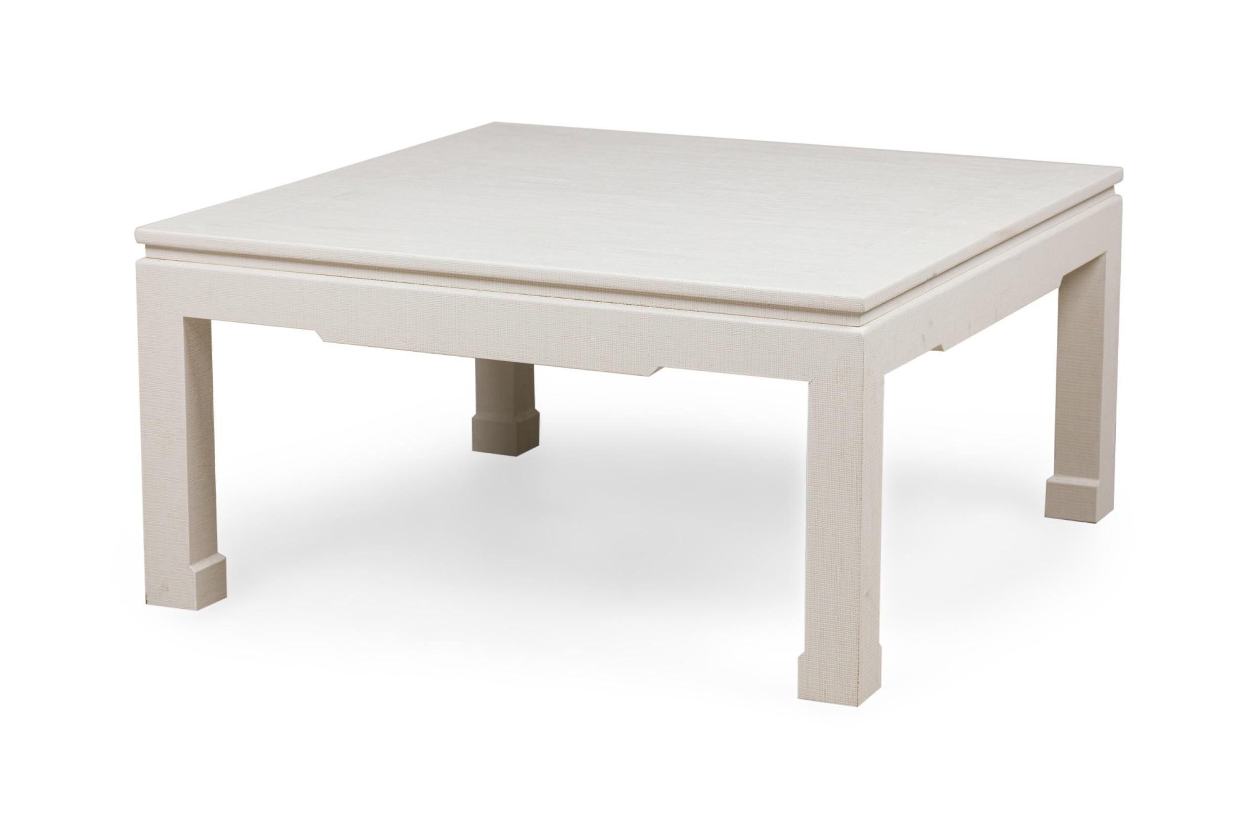 Table basse carrée asiatique contemporaine de style dynastie Ming enveloppée de raphia blanc avec un tablier façonné et une forme échancrée sous le plateau.