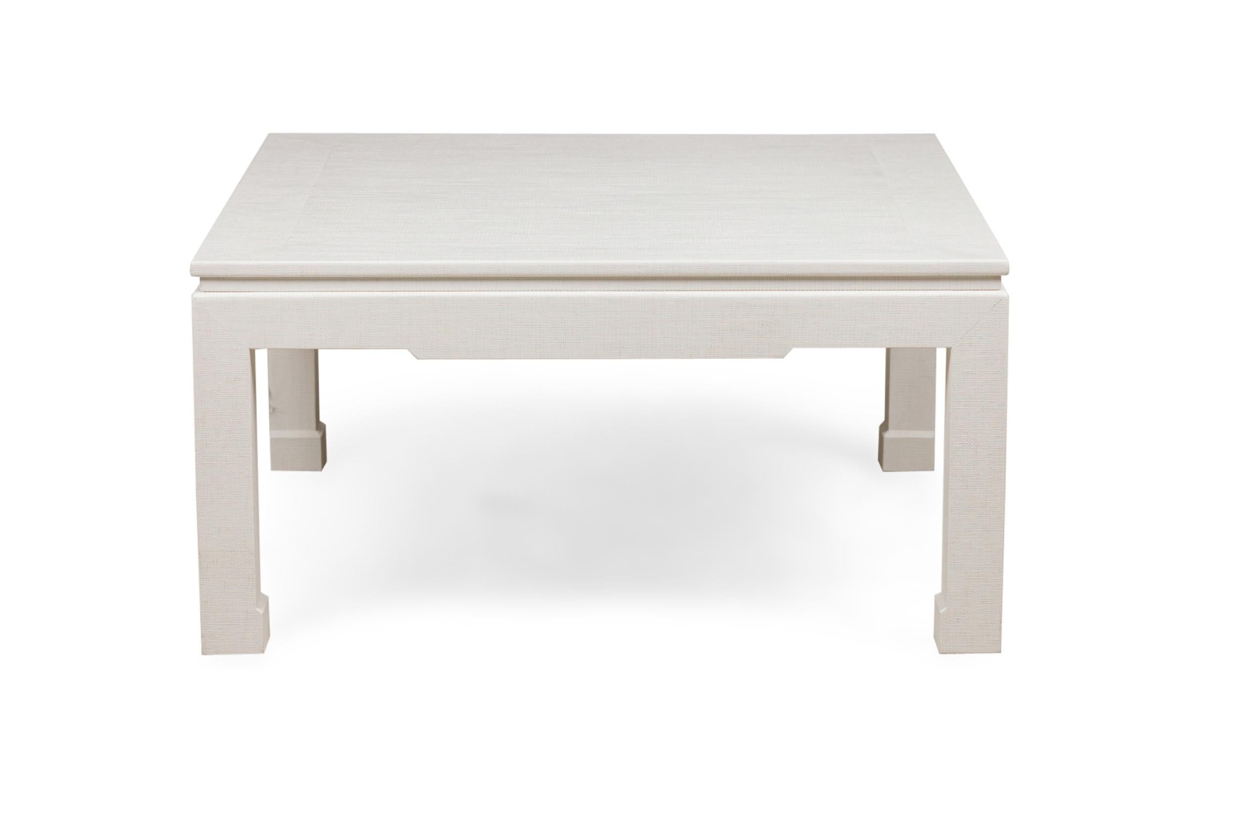 Fait main Table basse contemporaine asiatique de style Ming Ming Dynasty, enveloppée de raphia blanc en vente