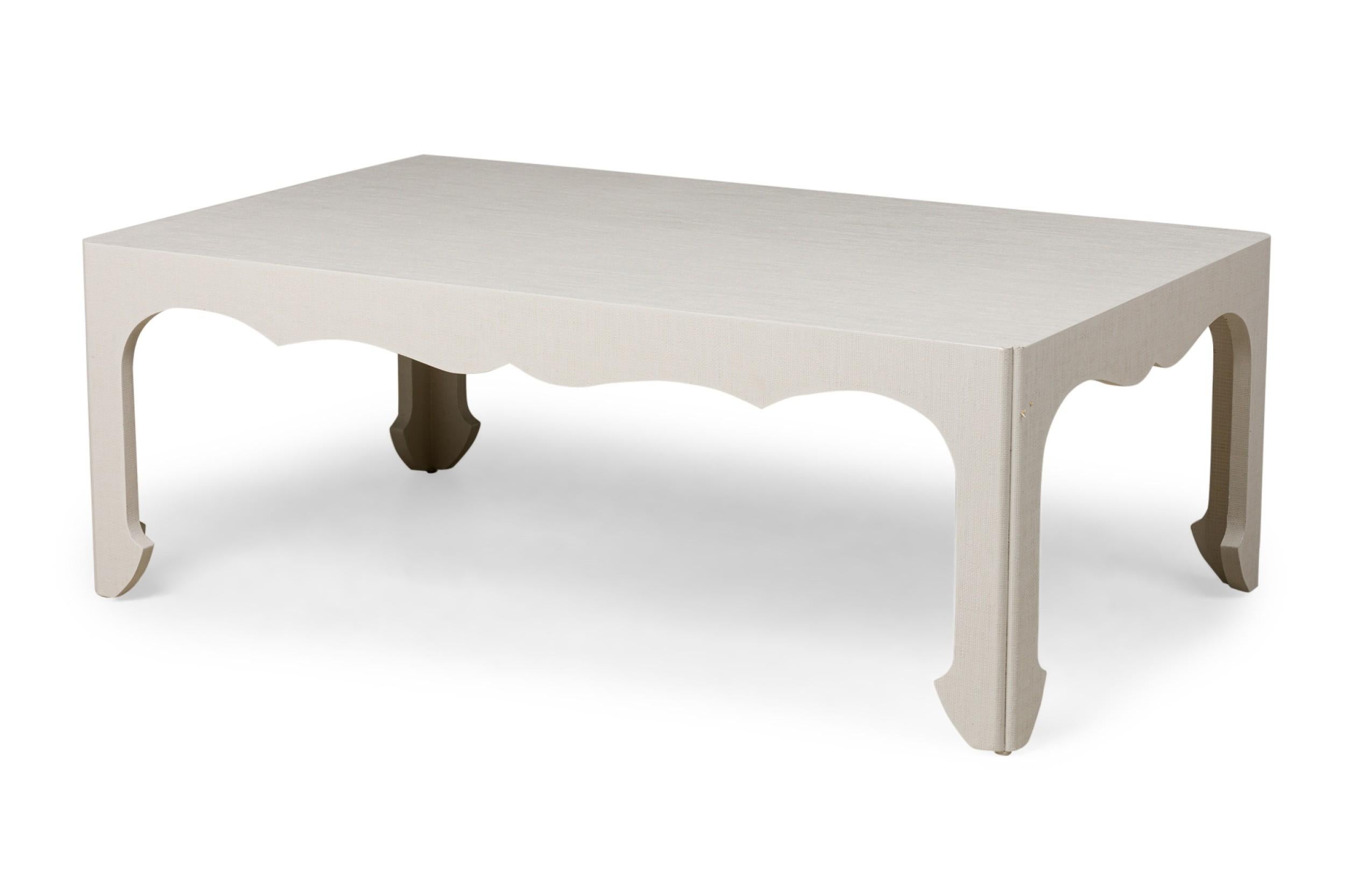 Table basse rectangulaire contemporaine asiatique de style dynastie Ming avec tapis enveloppé de raphia peint en gris clair et bords festonnés sur le tablier à la manière de Karl Springer.