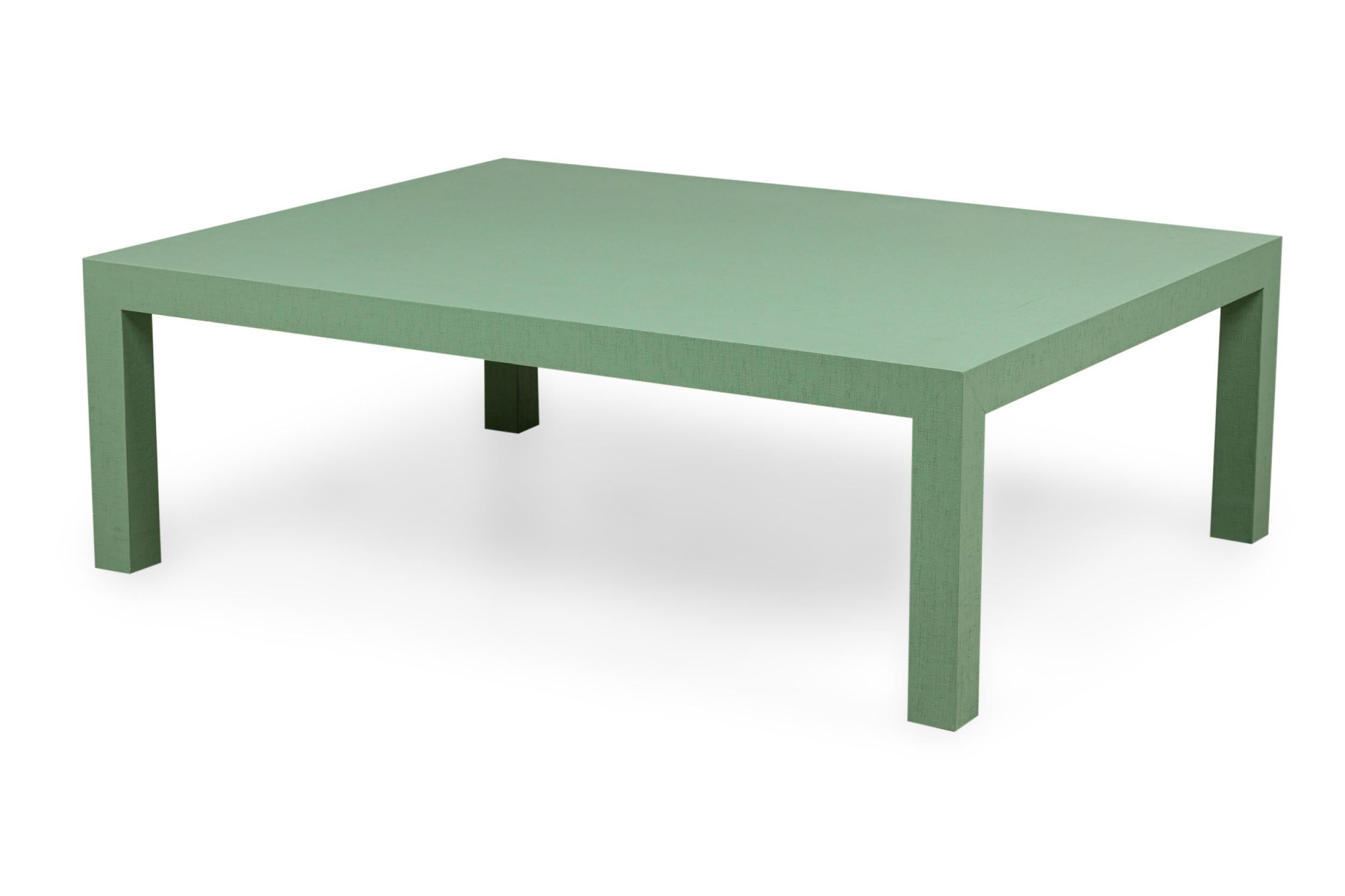 Mesa de centro rectangular estilo parson de estilo asiático contemporáneo pintada en verde menta y envuelta en rafia