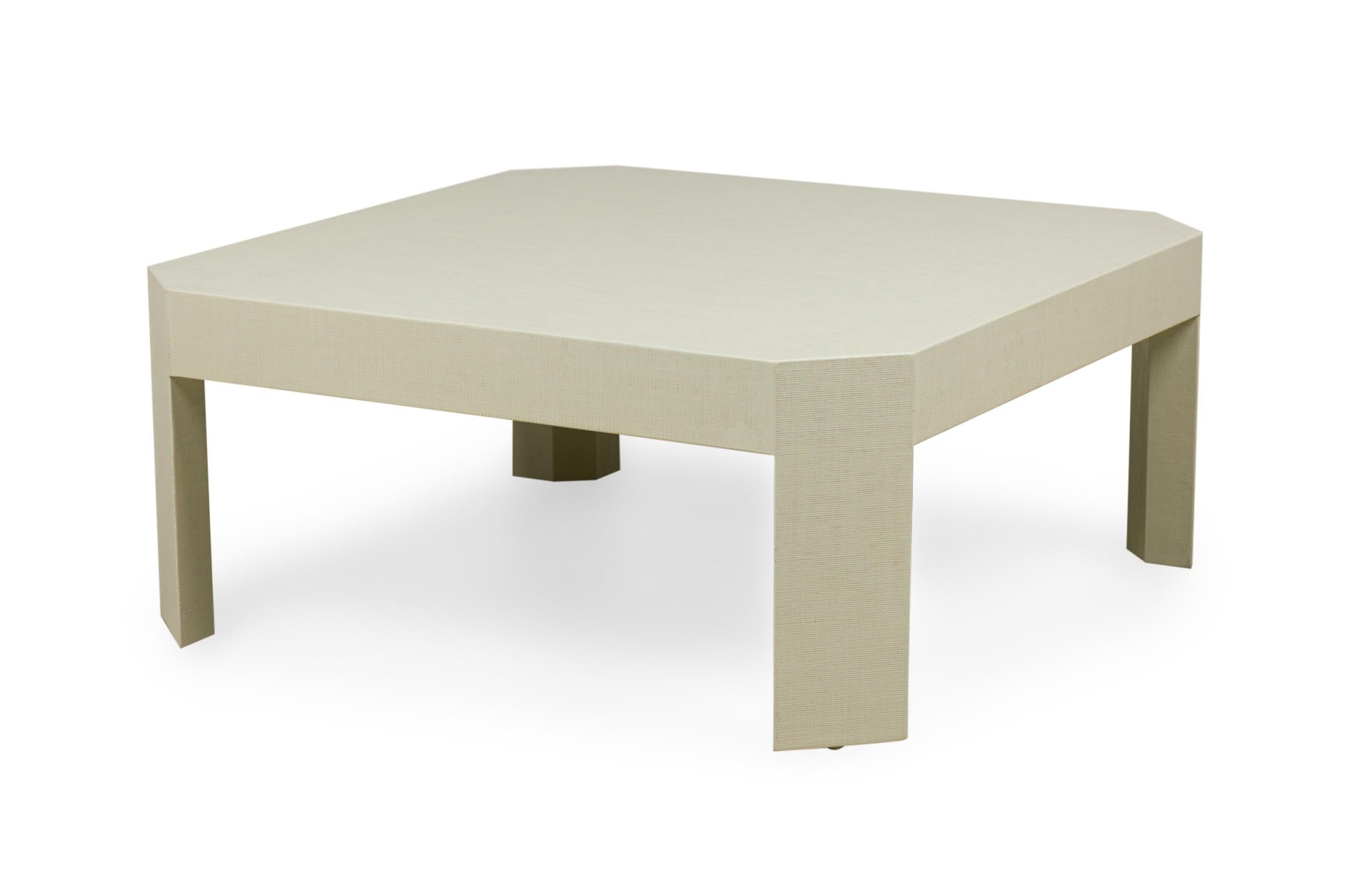 Table basse carrée à coins coupés en diagonale, enveloppée de raphia couleur sauge, de style AM Contemporary
