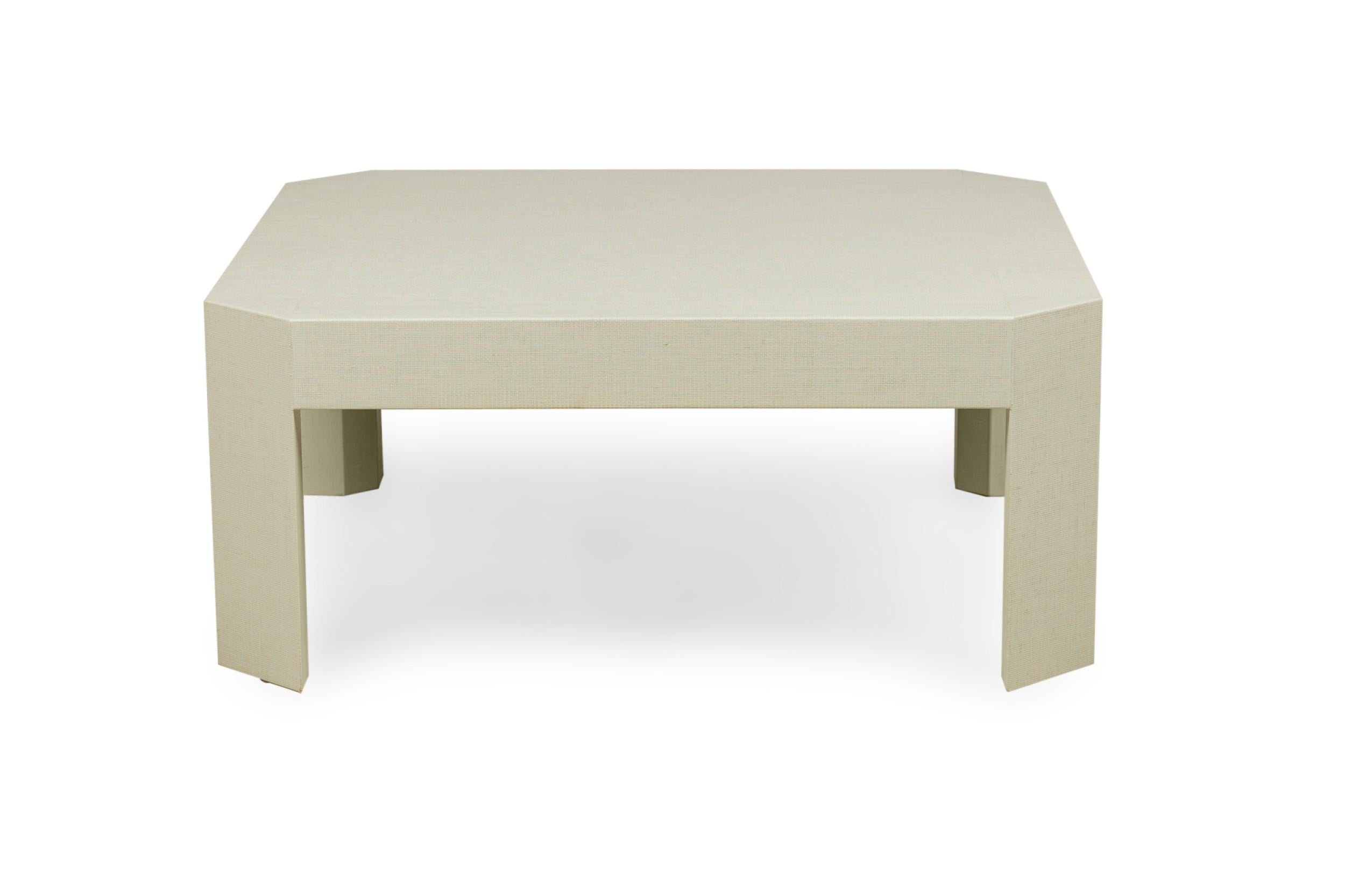 Moderne Table basse enveloppée de raphia de couleur Sage, style Asian Contemporary en vente