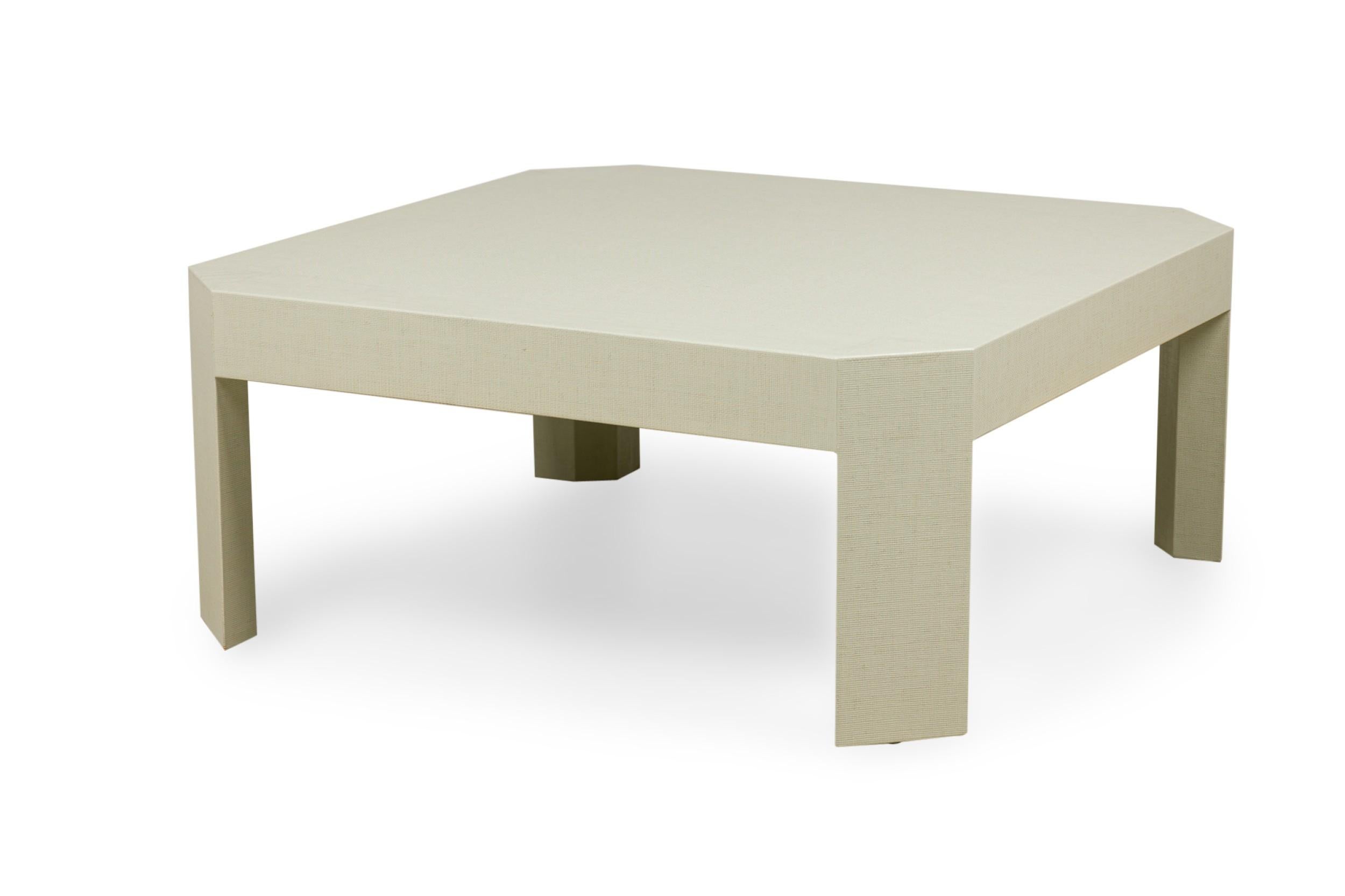 Inconnu Table basse enveloppée de raphia de couleur Sage, style Asian Contemporary en vente