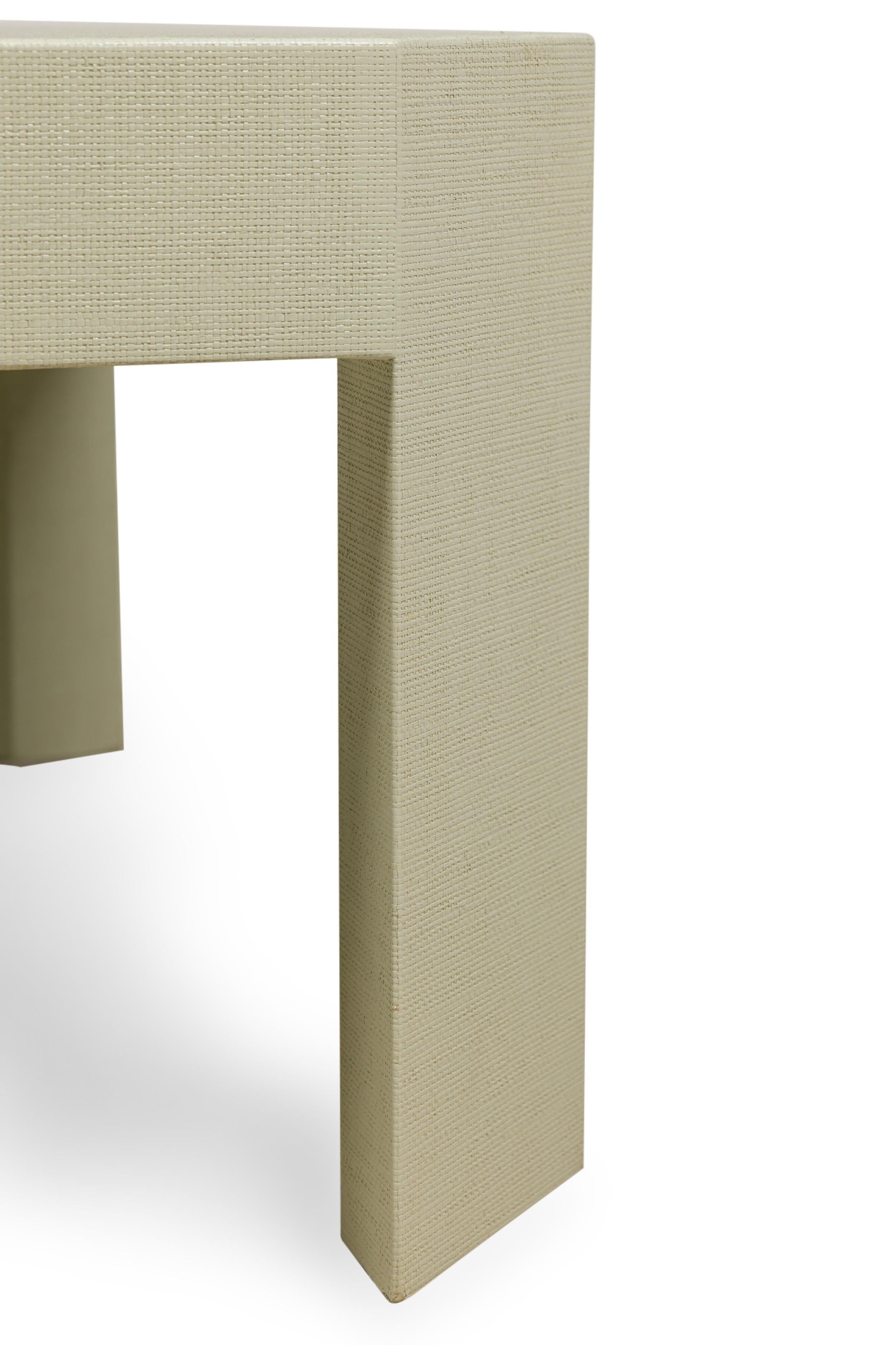 20ième siècle Table basse enveloppée de raphia de couleur Sage, style Asian Contemporary en vente