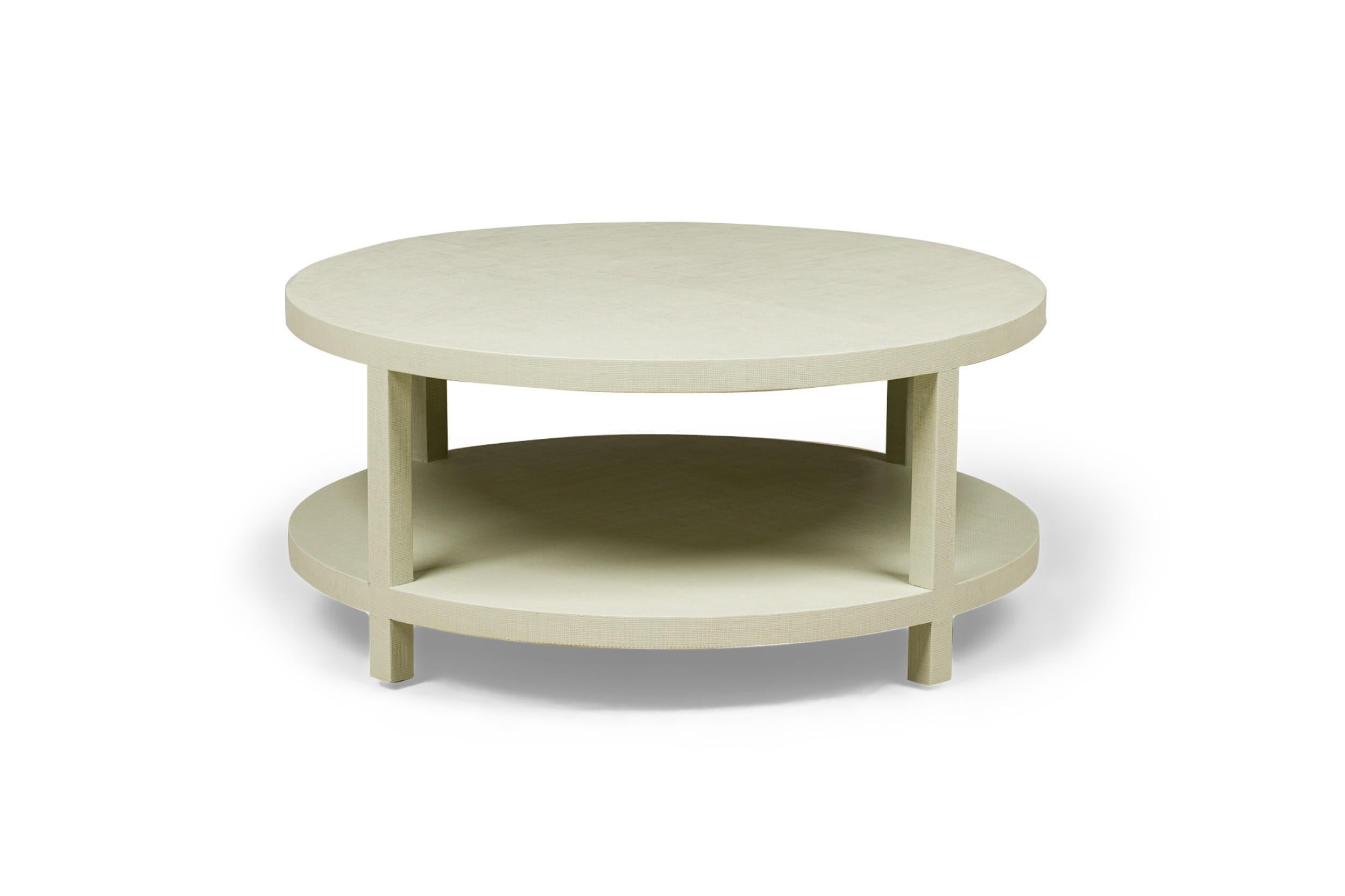 Table basse circulaire en raphia peint à la sauge, de style AM Contemporary, avec une étagère à l'étage inférieur.