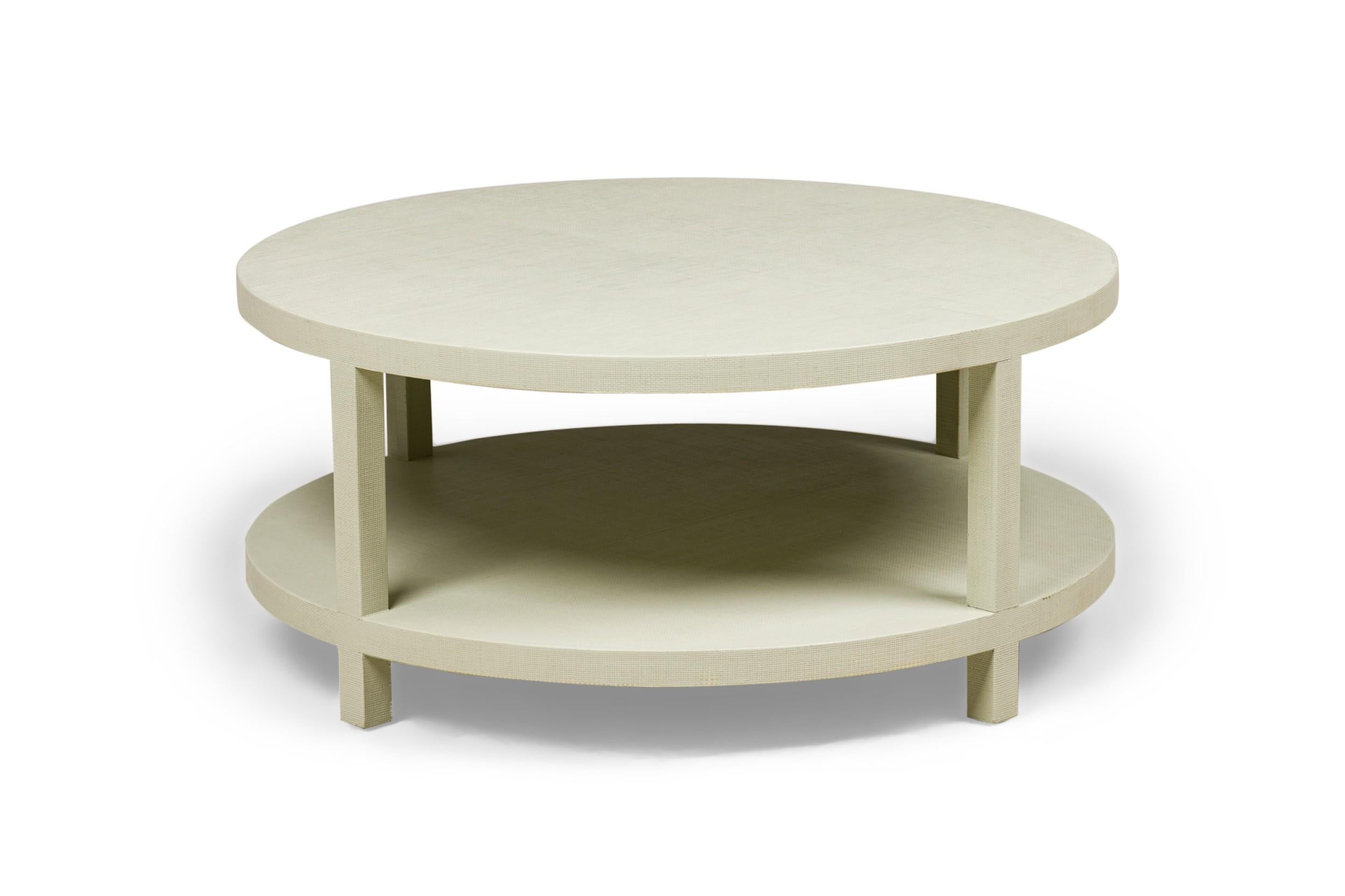 Peint à la main Table basse ronde enveloppée de raphia de couleur Sage, style Asian Contemporary en vente