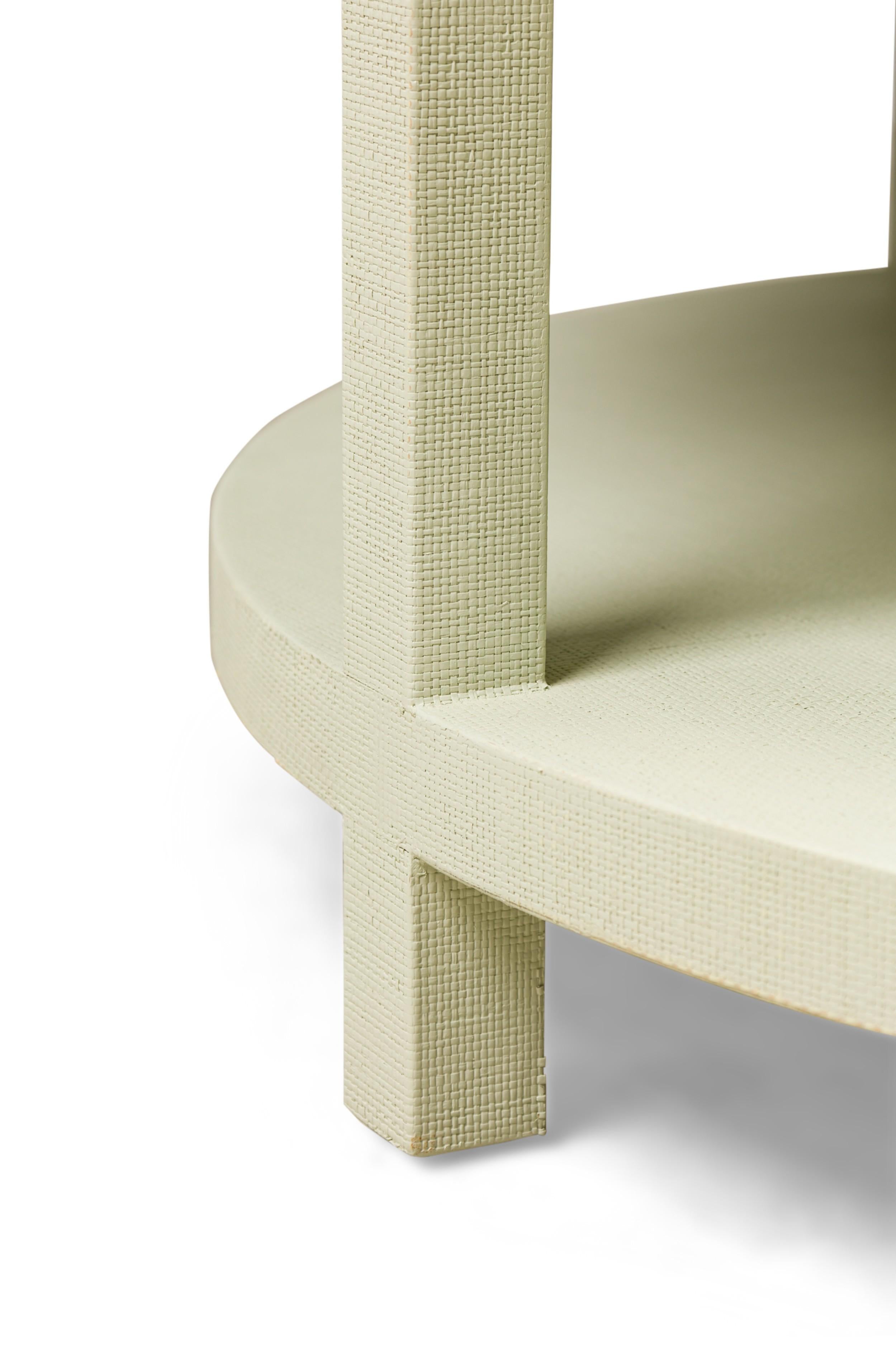 20ième siècle Table basse ronde enveloppée de raphia de couleur Sage, style Asian Contemporary en vente