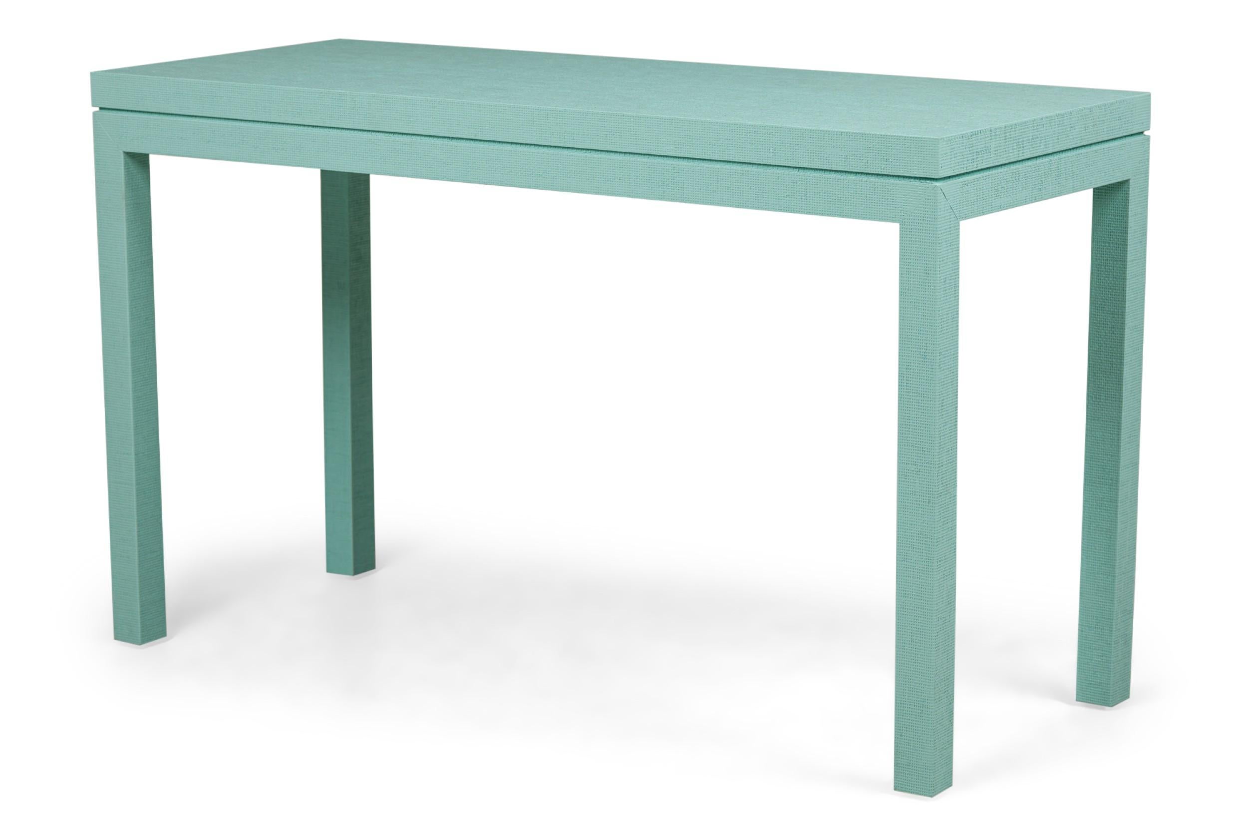Asiatischer zeitgenössischer Parsons-Stil türkisgrüner, mit Bast umwickelter Konsolentisch mit eingekerbtem Design in der Schürze