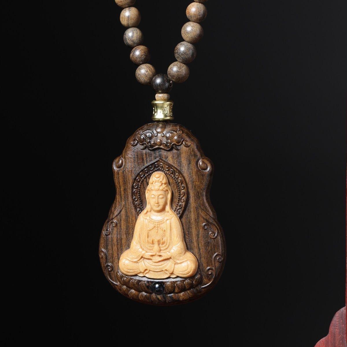 Vintage Asian Dalagan Agarwood Engraving Guanyin Buddha Pendent Necklace In Fair Condition For Sale In 景德镇市, CN