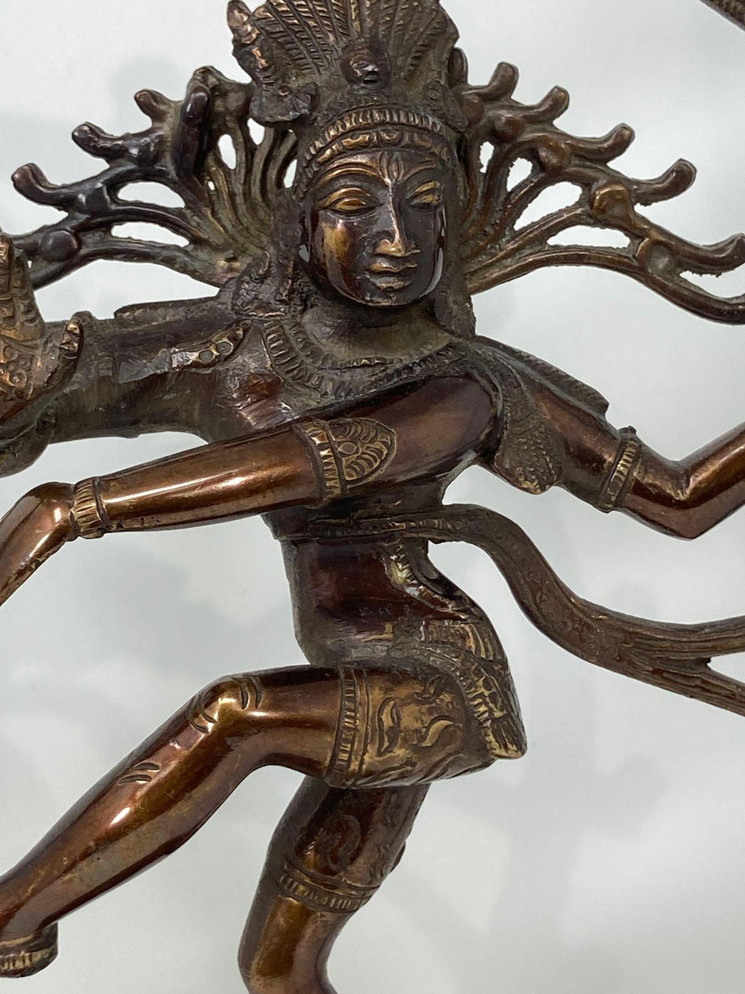 Statua indiana pesante in bronzo patinato di Shiva Nataraja.
Un modello indiano di Shiva Nataraja in lega di metallo e rame.
