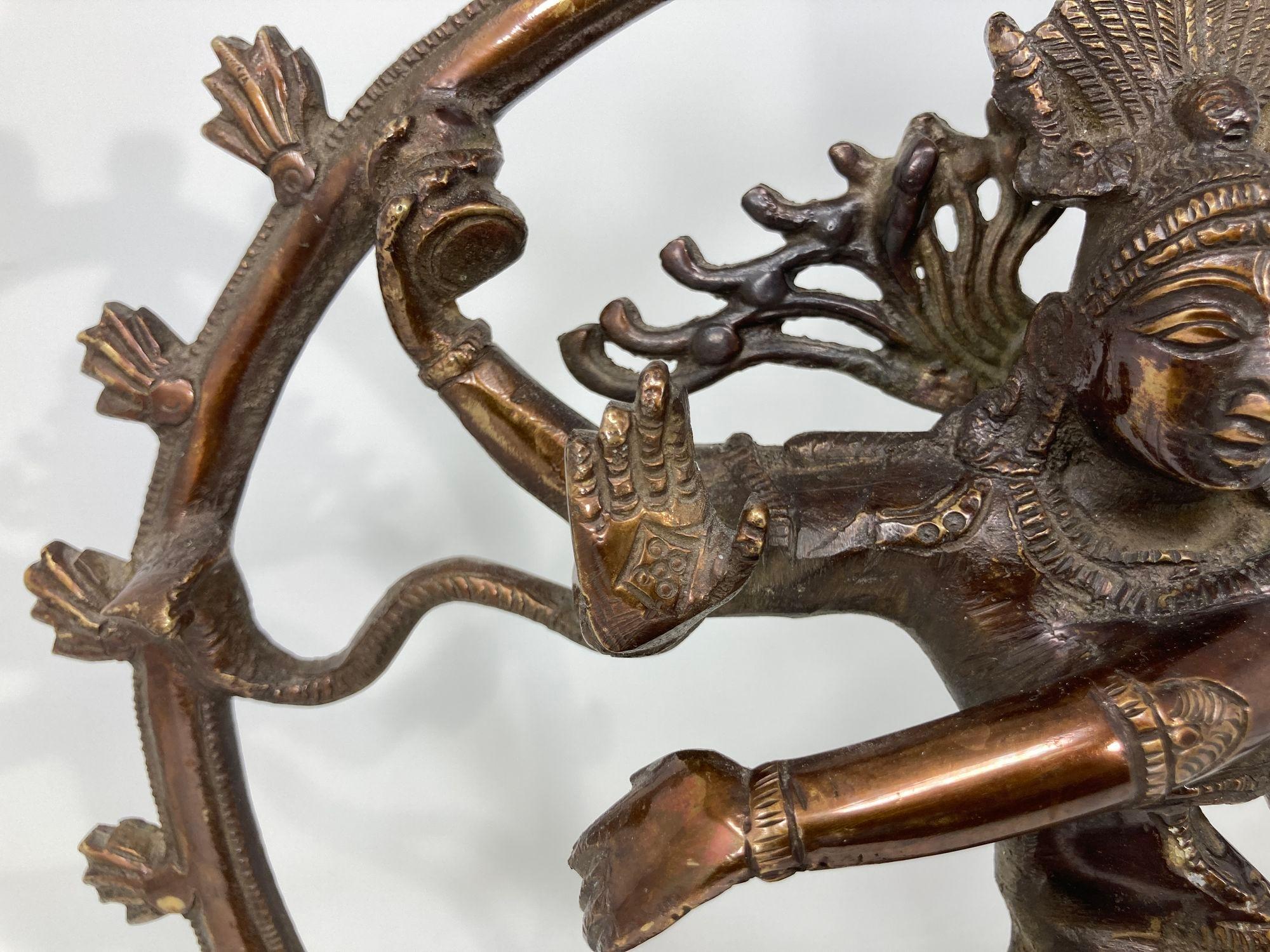 XX secolo Danza asiatica Indù in bronzo e rame Shiva Nataraja Circa 1950 in vendita