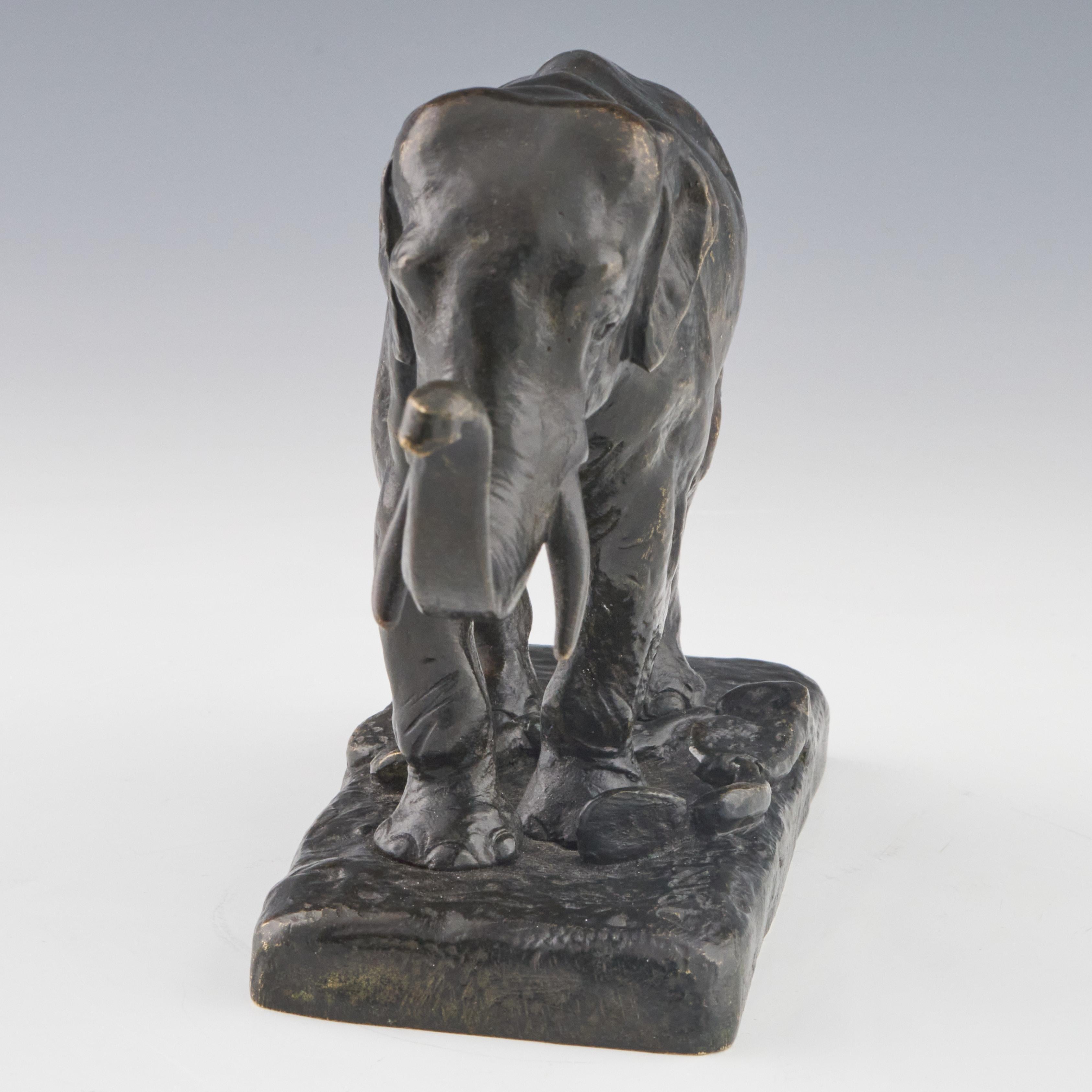 Sculpture en bronze du milieu du XIXe siècle représentant un éléphant d'Asie debout, la trompe relevée, par Alfred Barye (1839-1882). Riche patine d'usage, brun foncé, attendue avec l'âge. Sur une base naturaliste, signée A Barye. 

