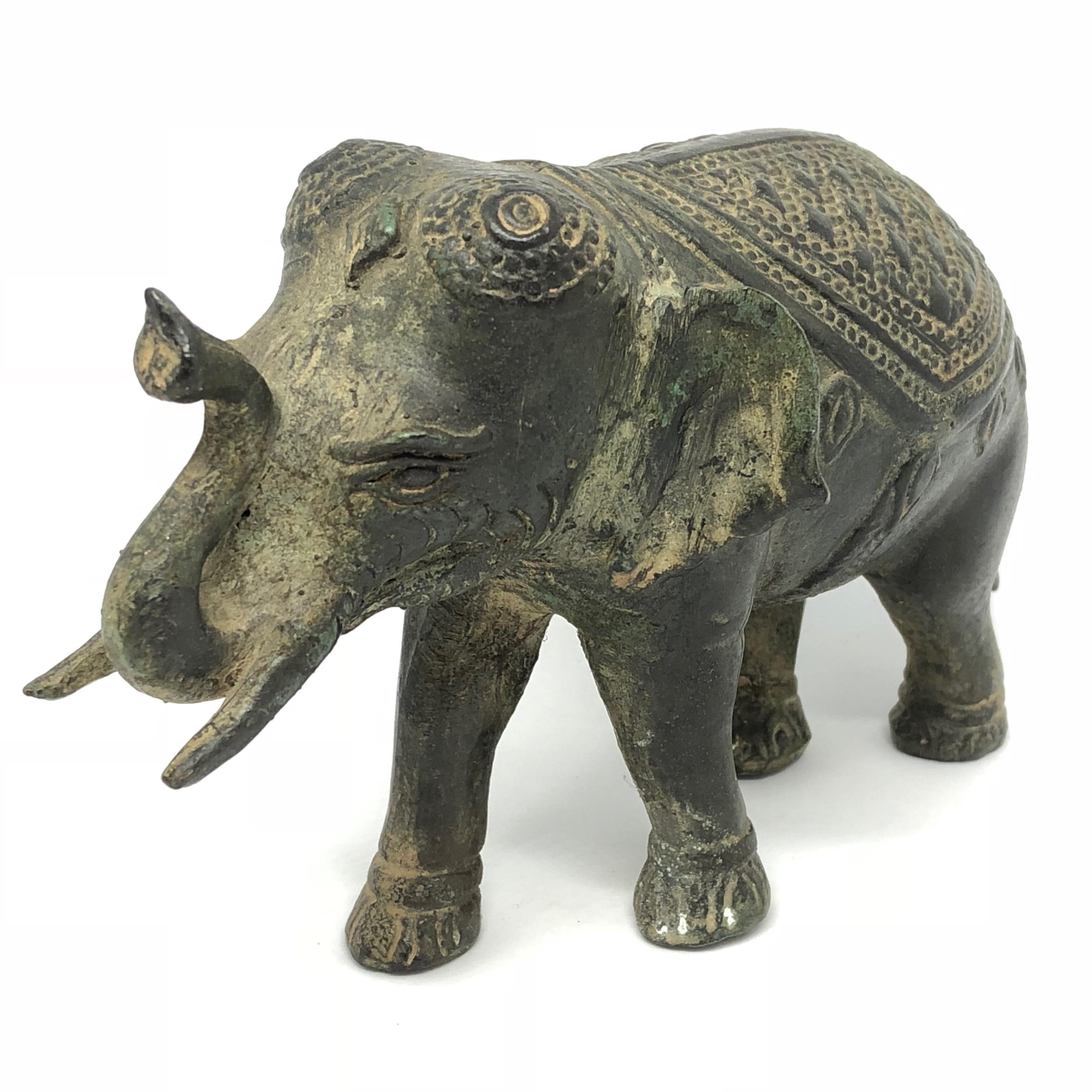 Skulptur Bronze teils poliert grün patiniert sitzender südostasiatischer Elefant 