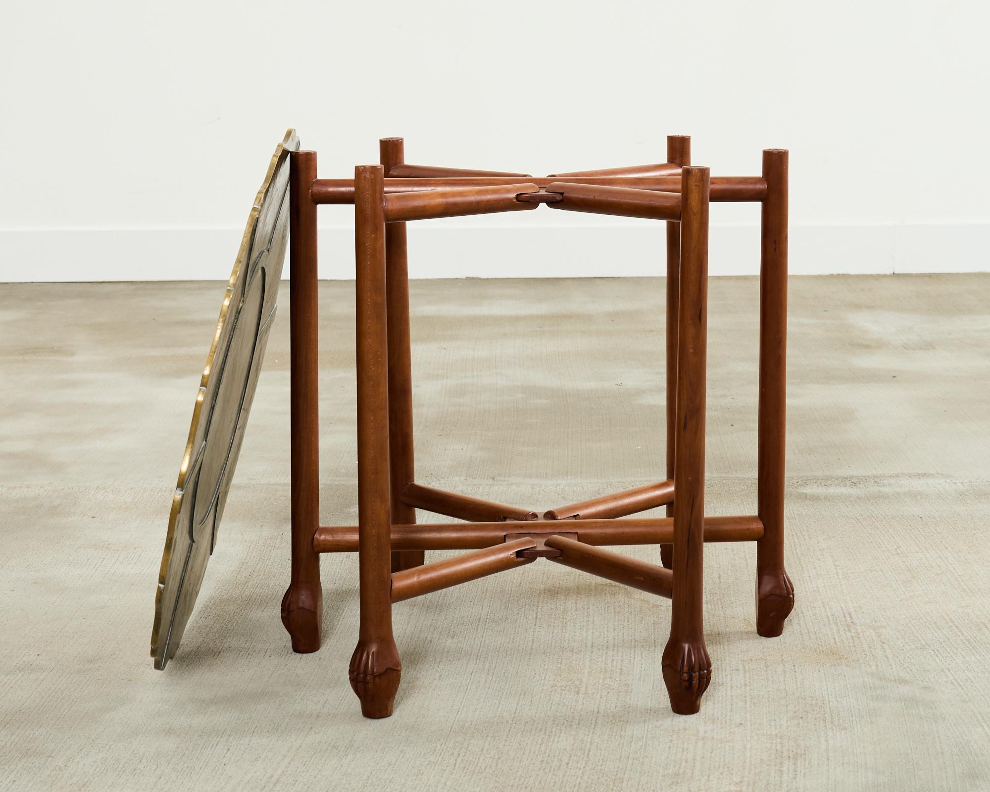 Table asiatique à plateau en laiton gravé sur un stand pliant à six pieds en vente 2
