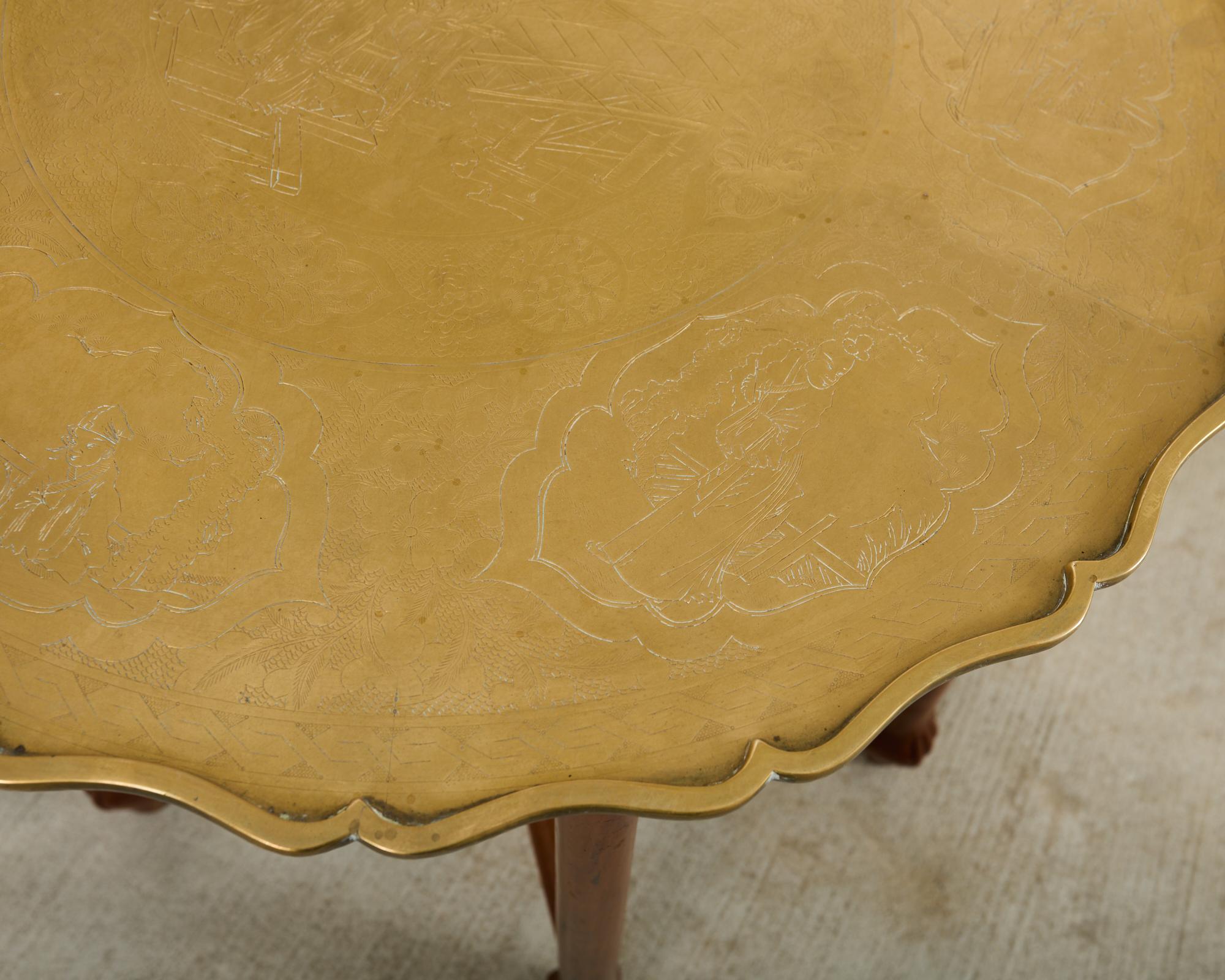 Table asiatique à plateau en laiton gravé sur un stand pliant à six pieds en vente 3