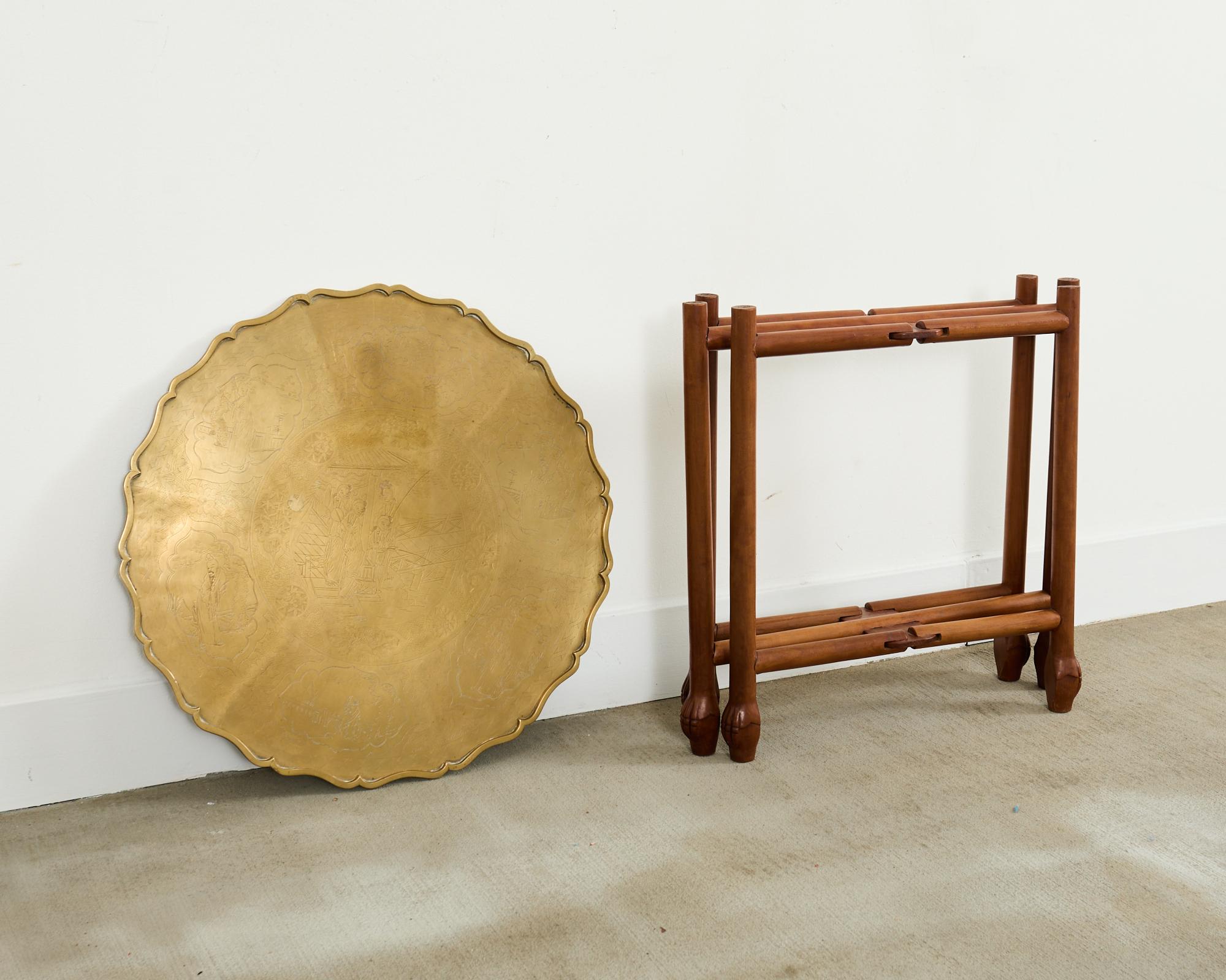 Table asiatique à plateau en laiton gravé sur un stand pliant à six pieds en vente 4
