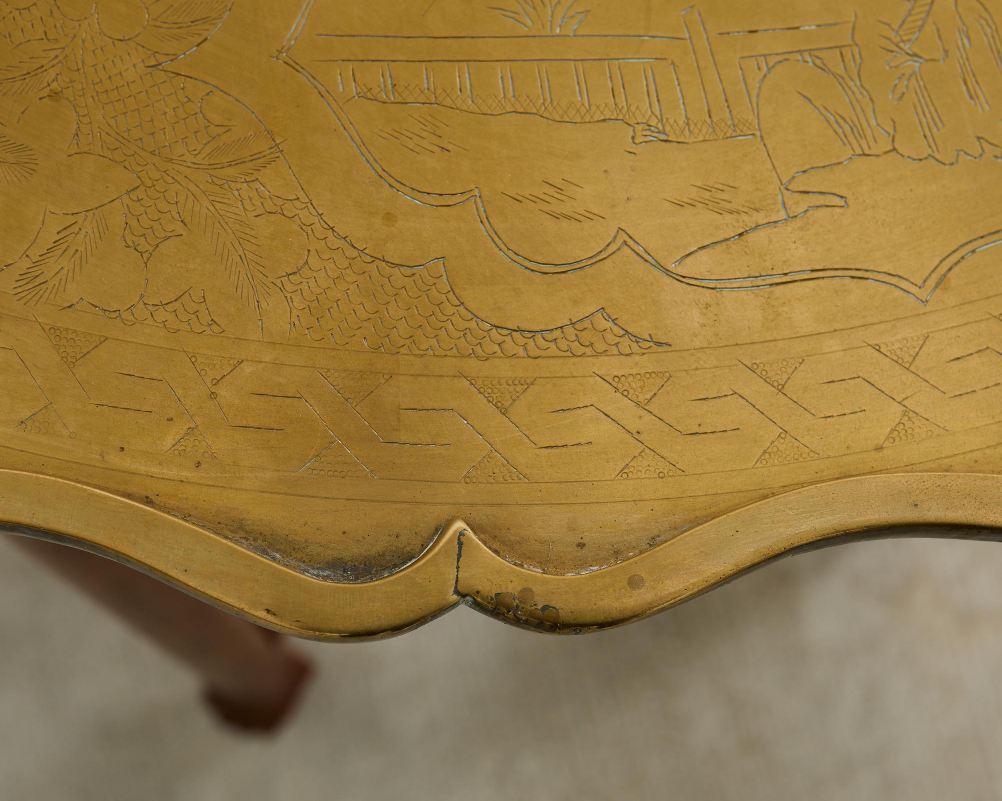 Table asiatique à plateau en laiton gravé sur un stand pliant à six pieds en vente 5