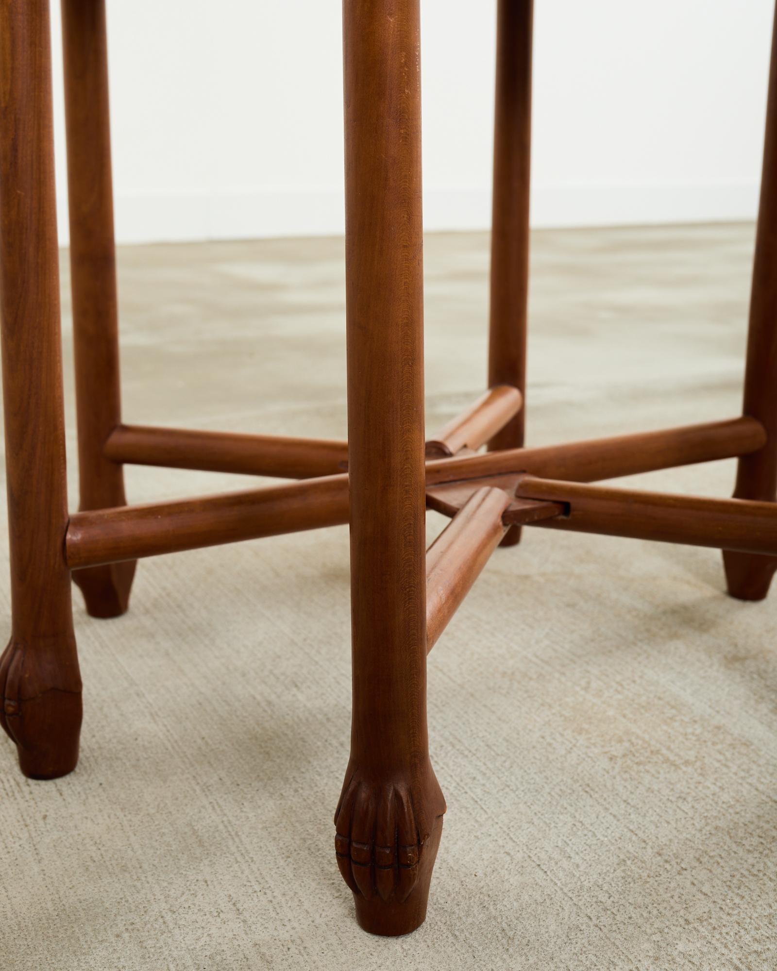 Table asiatique à plateau en laiton gravé sur un stand pliant à six pieds en vente 6