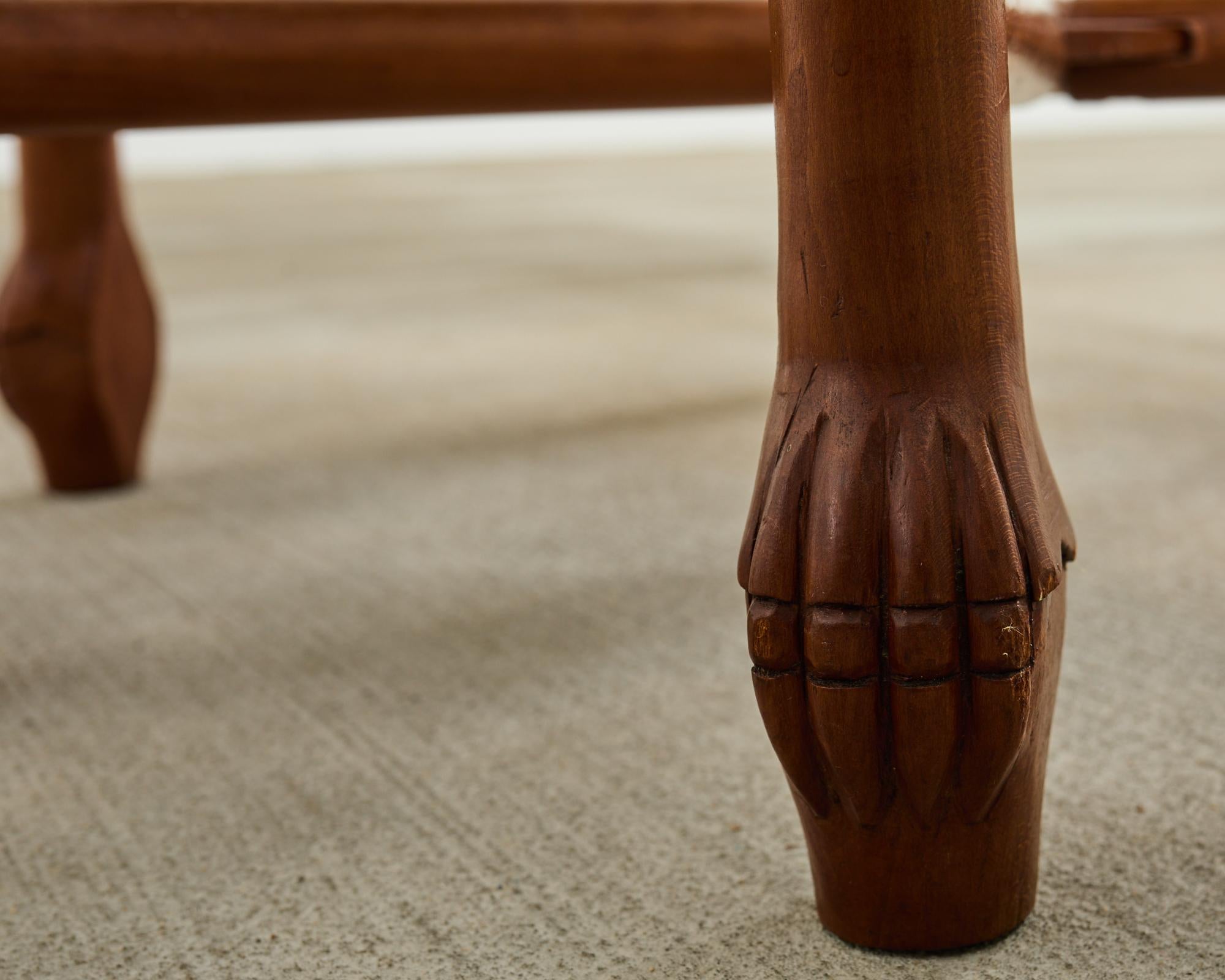 Table asiatique à plateau en laiton gravé sur un stand pliant à six pieds en vente 7