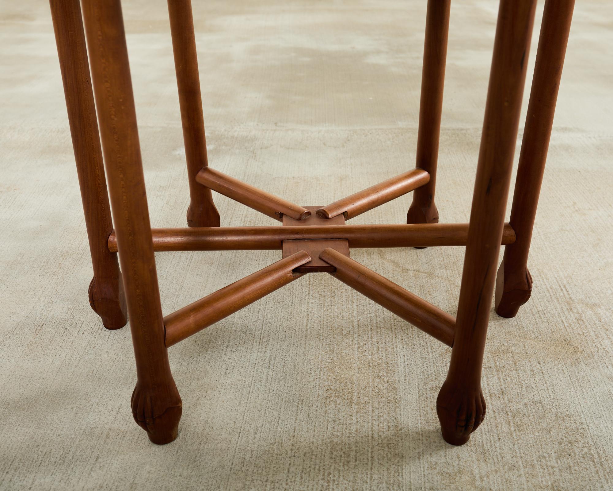 Table asiatique à plateau en laiton gravé sur un stand pliant à six pieds en vente 8