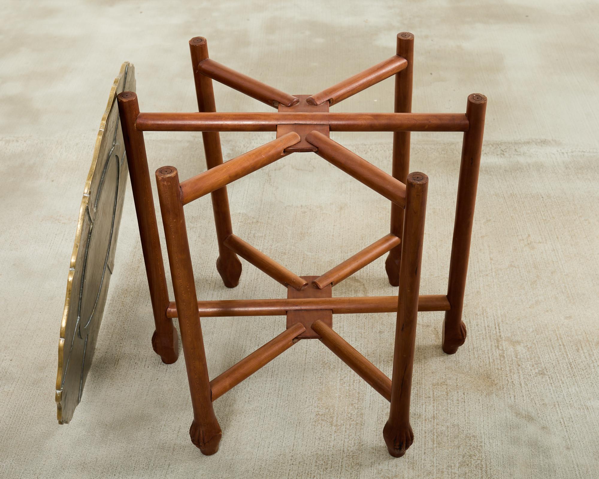 Table asiatique à plateau en laiton gravé sur un stand pliant à six pieds en vente 9