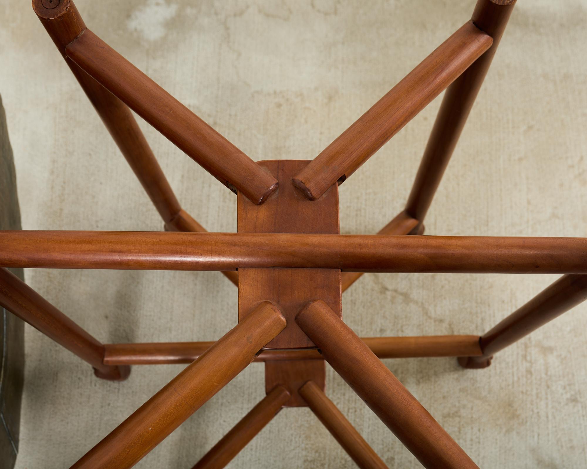 Table asiatique à plateau en laiton gravé sur un stand pliant à six pieds en vente 10