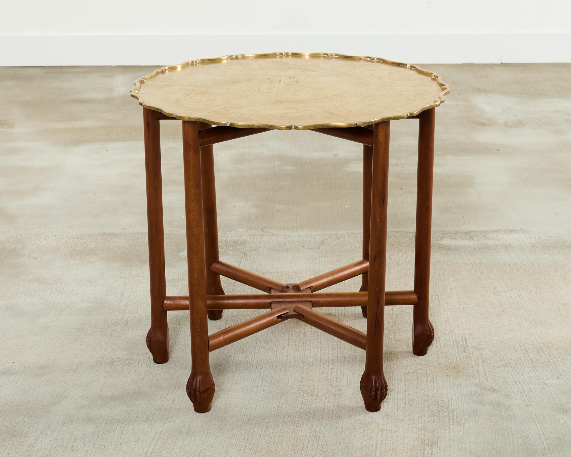 Table asiatique à plateau en laiton gravé sur un stand pliant à six pieds en vente 11