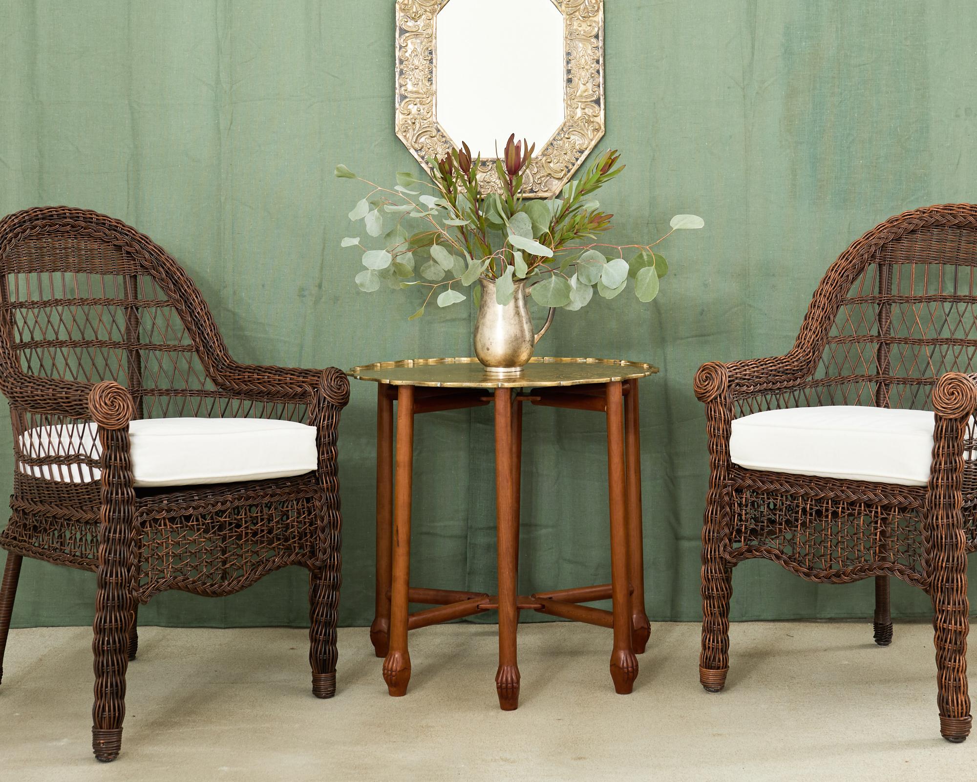 Magnifique table à plateau moderne du milieu du siècle, avec un plateau en laiton gravé d'inspiration asiatique. Le plateau est subtilement incisé ou gravé d'une petite vignette au motif asiatique. Le bord du plateau est orné d'un petit bord galbé