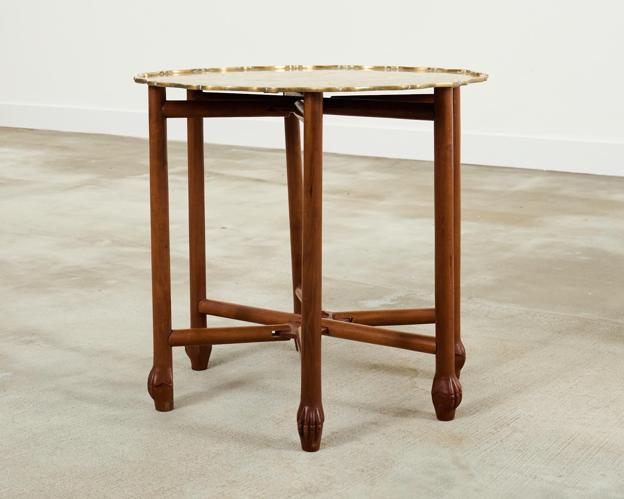 Mid-Century Modern Table asiatique à plateau en laiton gravé sur un stand pliant à six pieds en vente