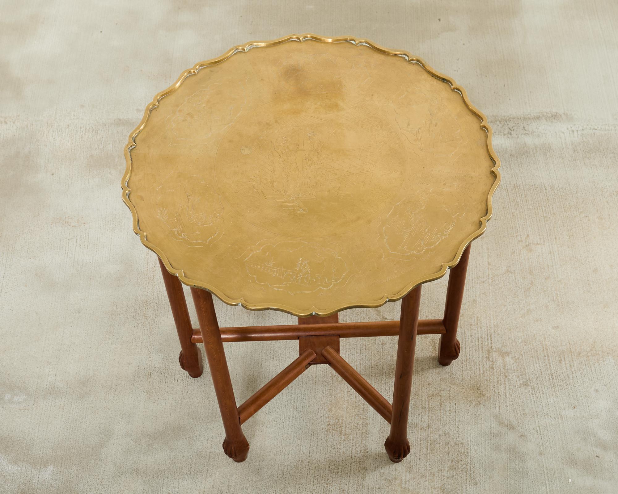 Chinois Table asiatique à plateau en laiton gravé sur un stand pliant à six pieds en vente