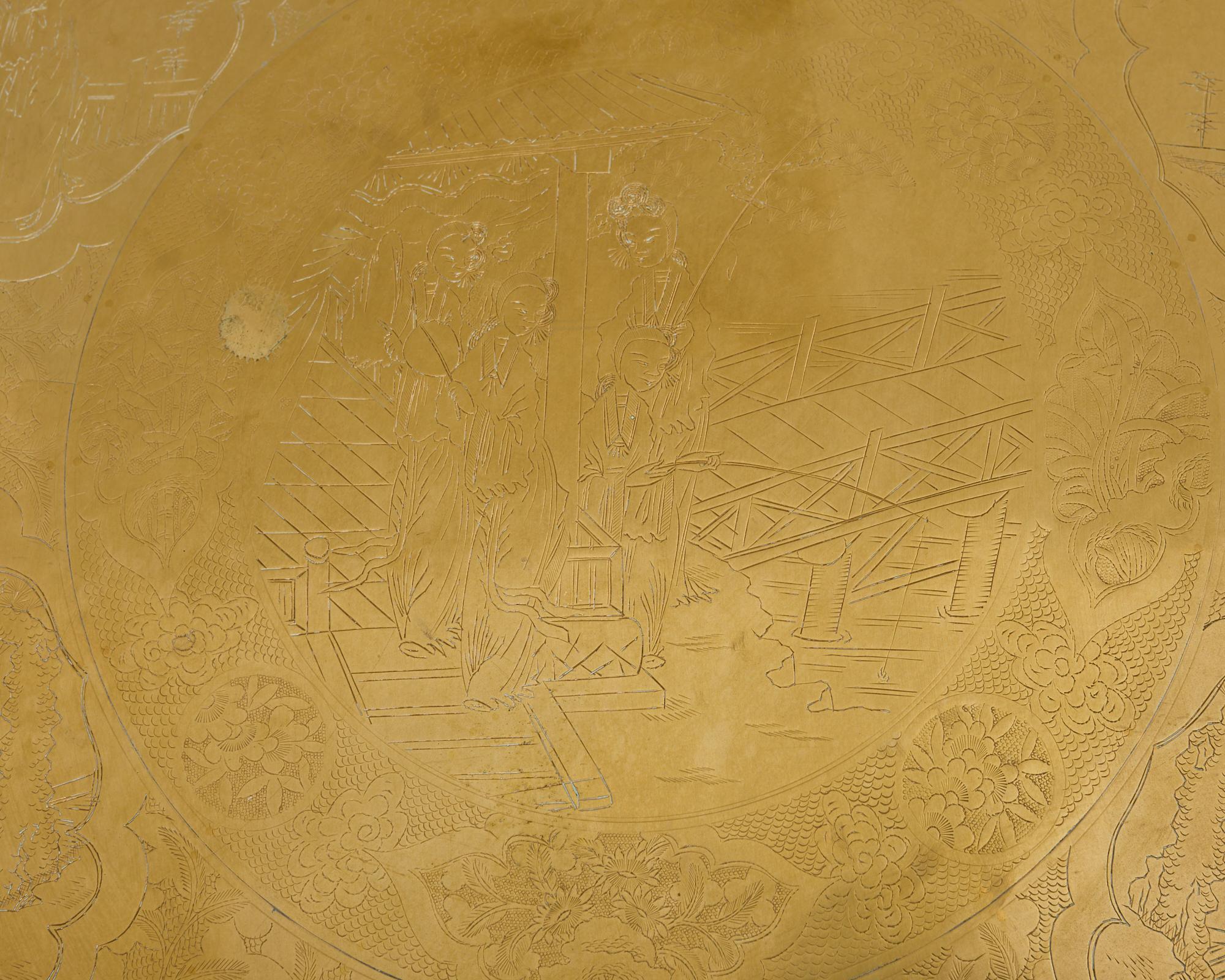 Buriné Table asiatique à plateau en laiton gravé sur un stand pliant à six pieds en vente