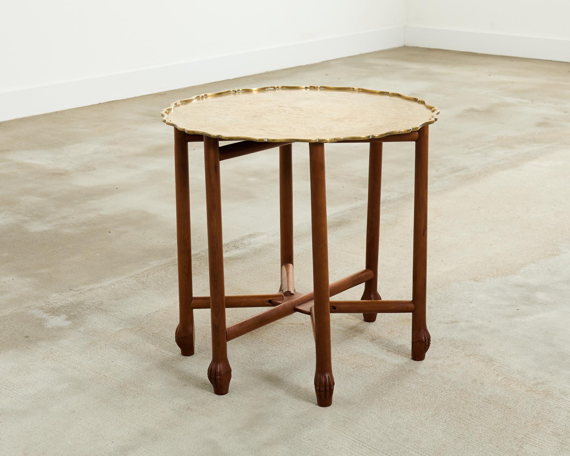 Table asiatique à plateau en laiton gravé sur un stand pliant à six pieds Bon état - En vente à Rio Vista, CA