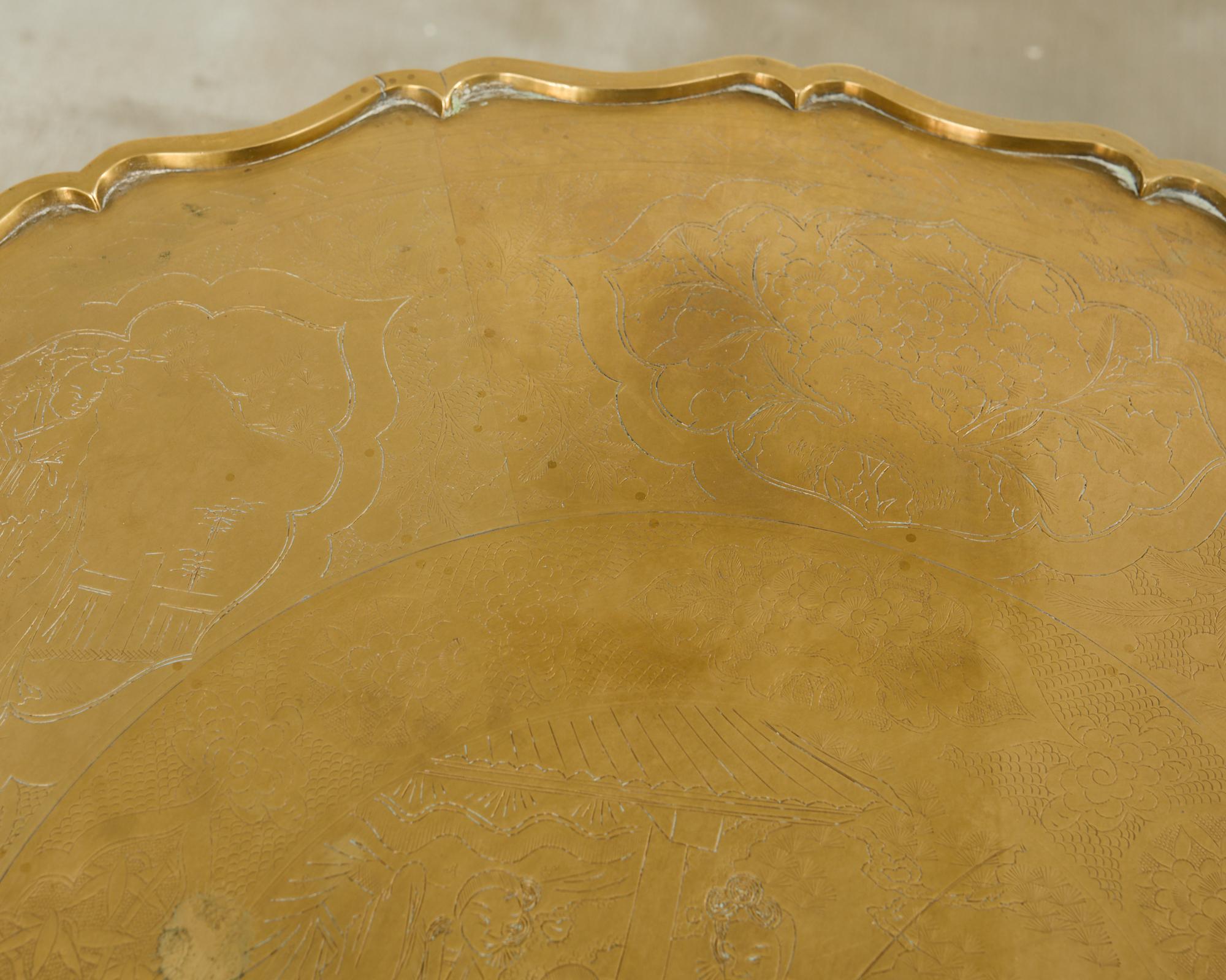 20ième siècle Table asiatique à plateau en laiton gravé sur un stand pliant à six pieds en vente