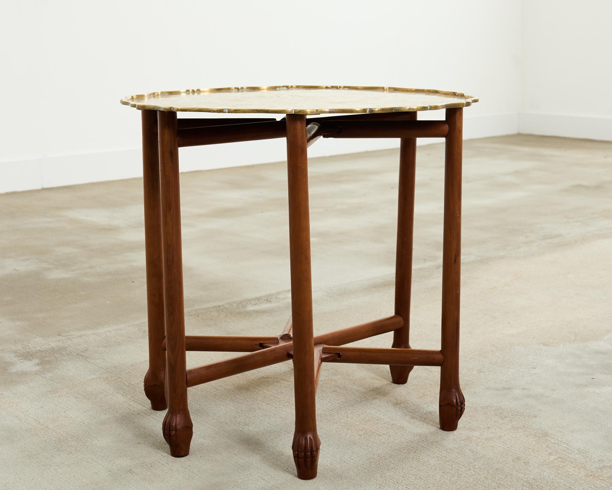 Laiton Table asiatique à plateau en laiton gravé sur un stand pliant à six pieds en vente