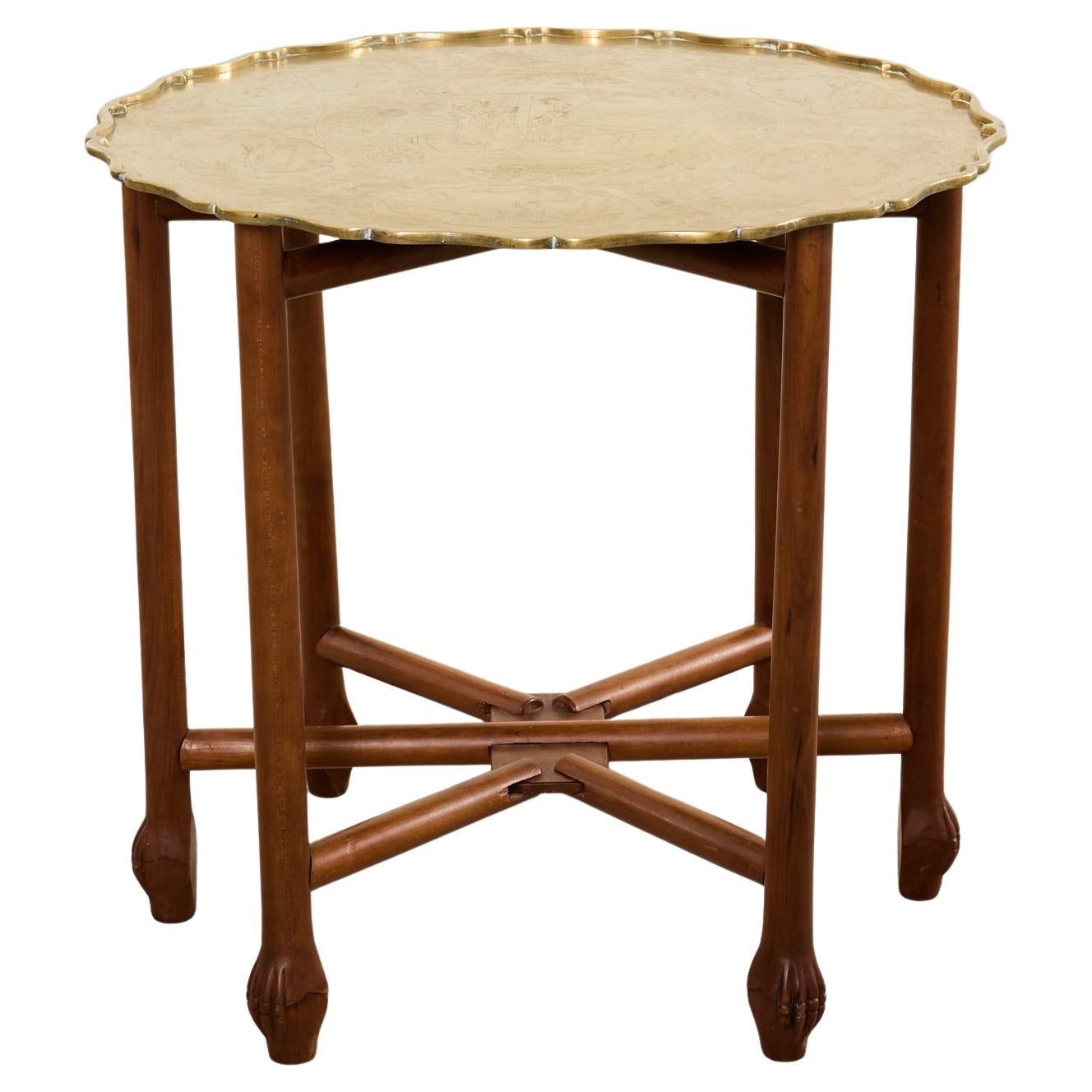 Mesa bandeja asiática de latón grabado sobre soporte plegable de seis patas