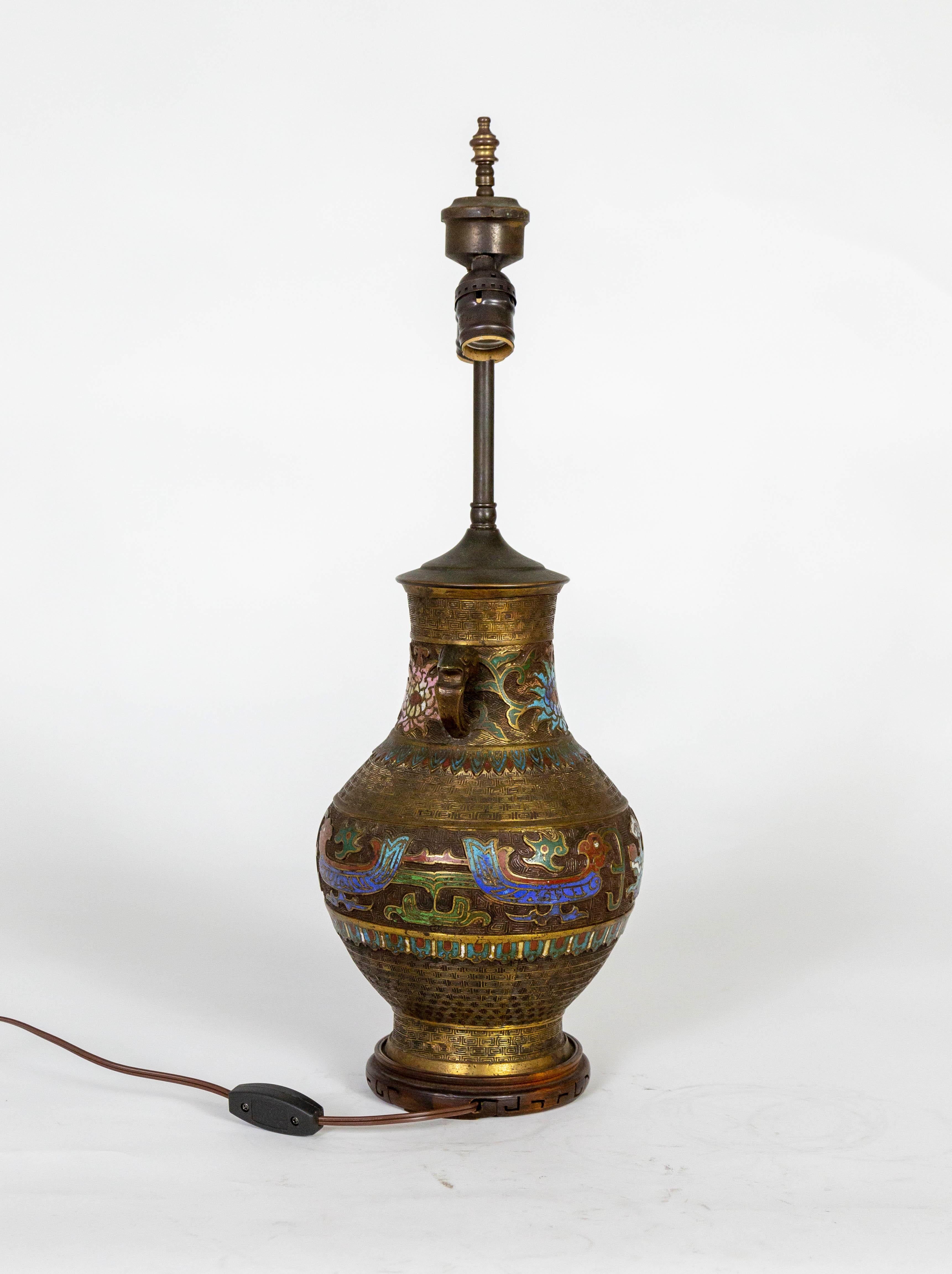 Vase urne asiatique en bronze gravé et émail champlevé en forme de lampe Bon état - En vente à San Francisco, CA