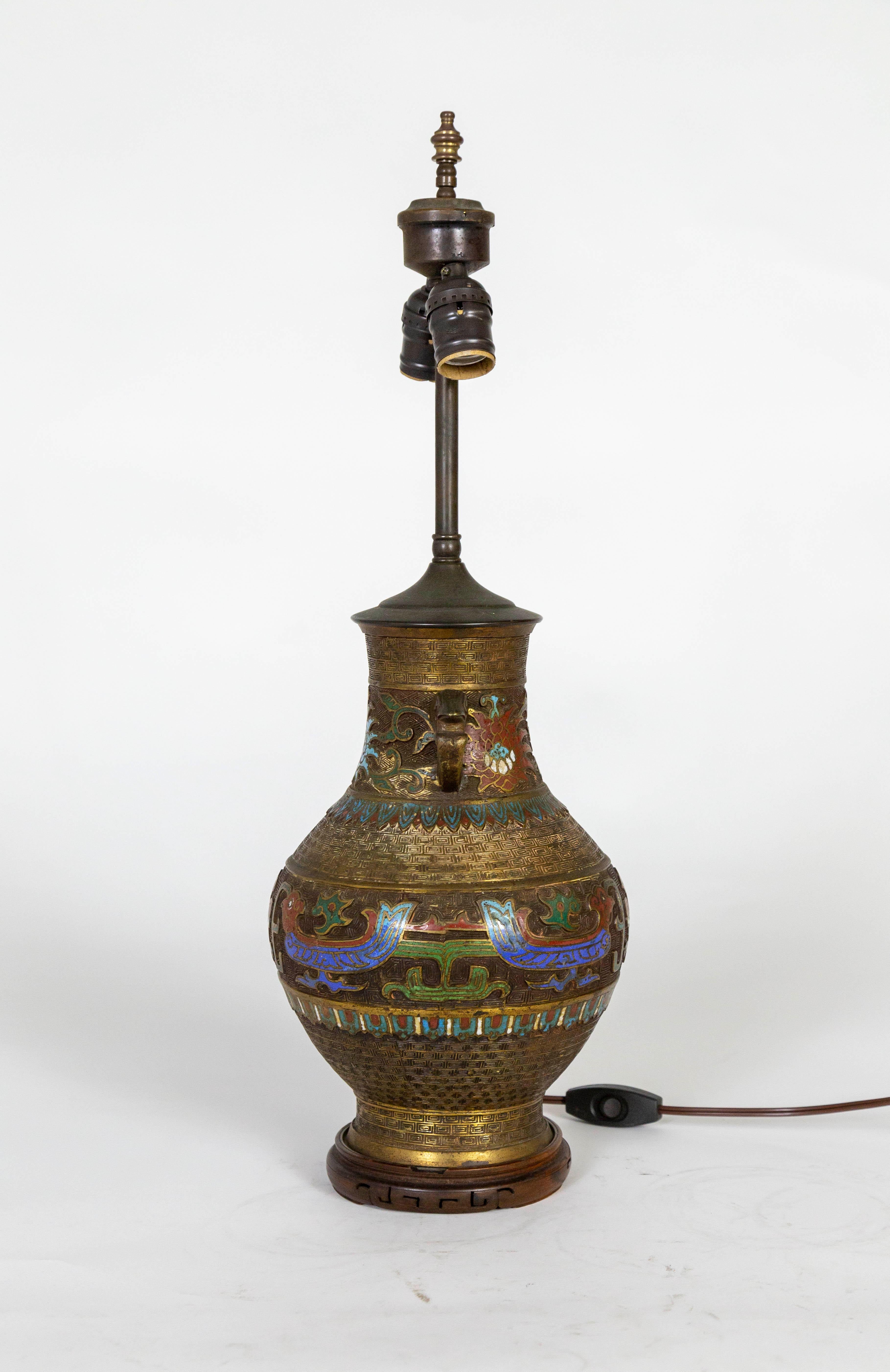 Début du 20ème siècle Vase urne asiatique en bronze gravé et émail champlevé en forme de lampe en vente