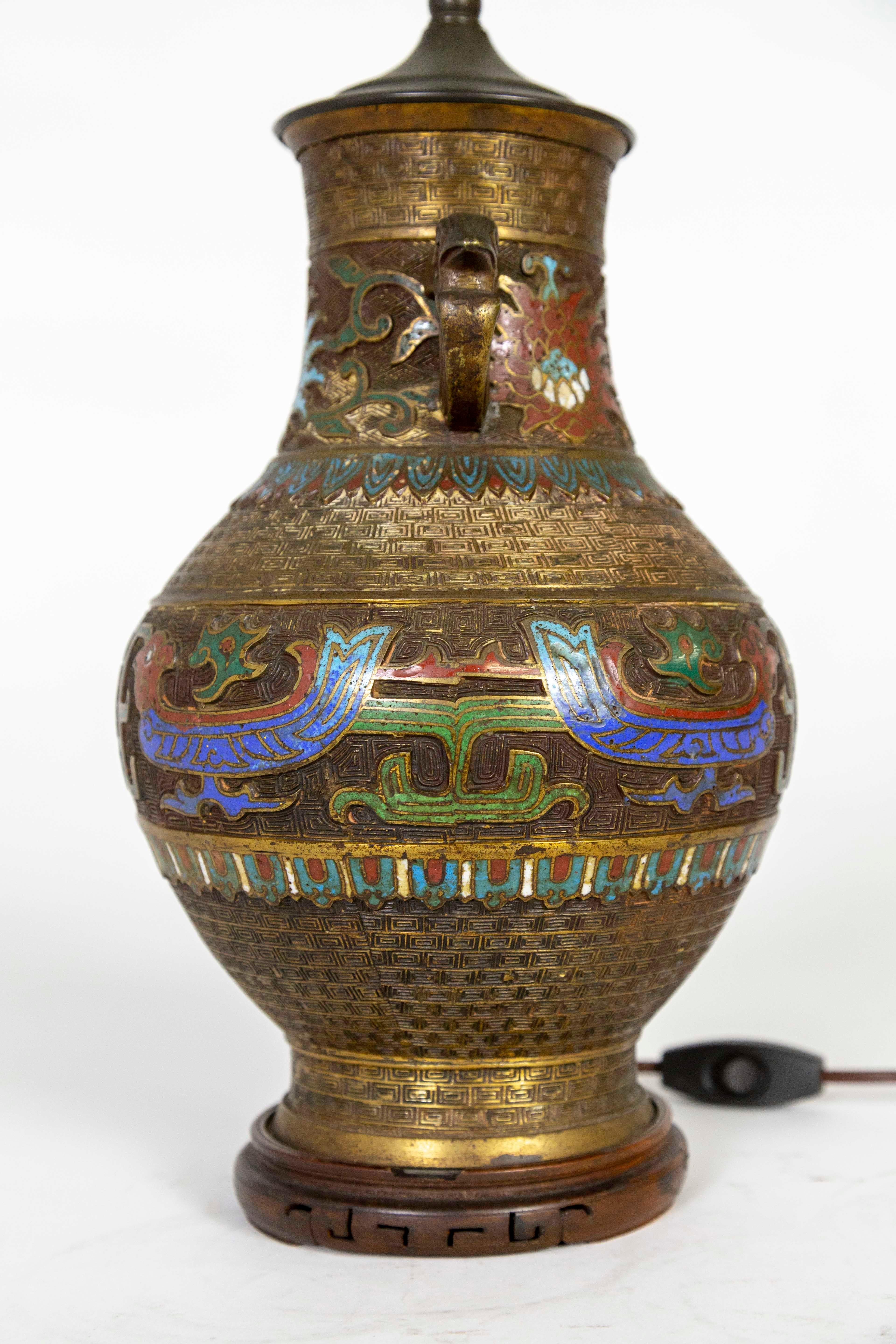 Laiton Vase urne asiatique en bronze gravé et émail champlevé en forme de lampe en vente