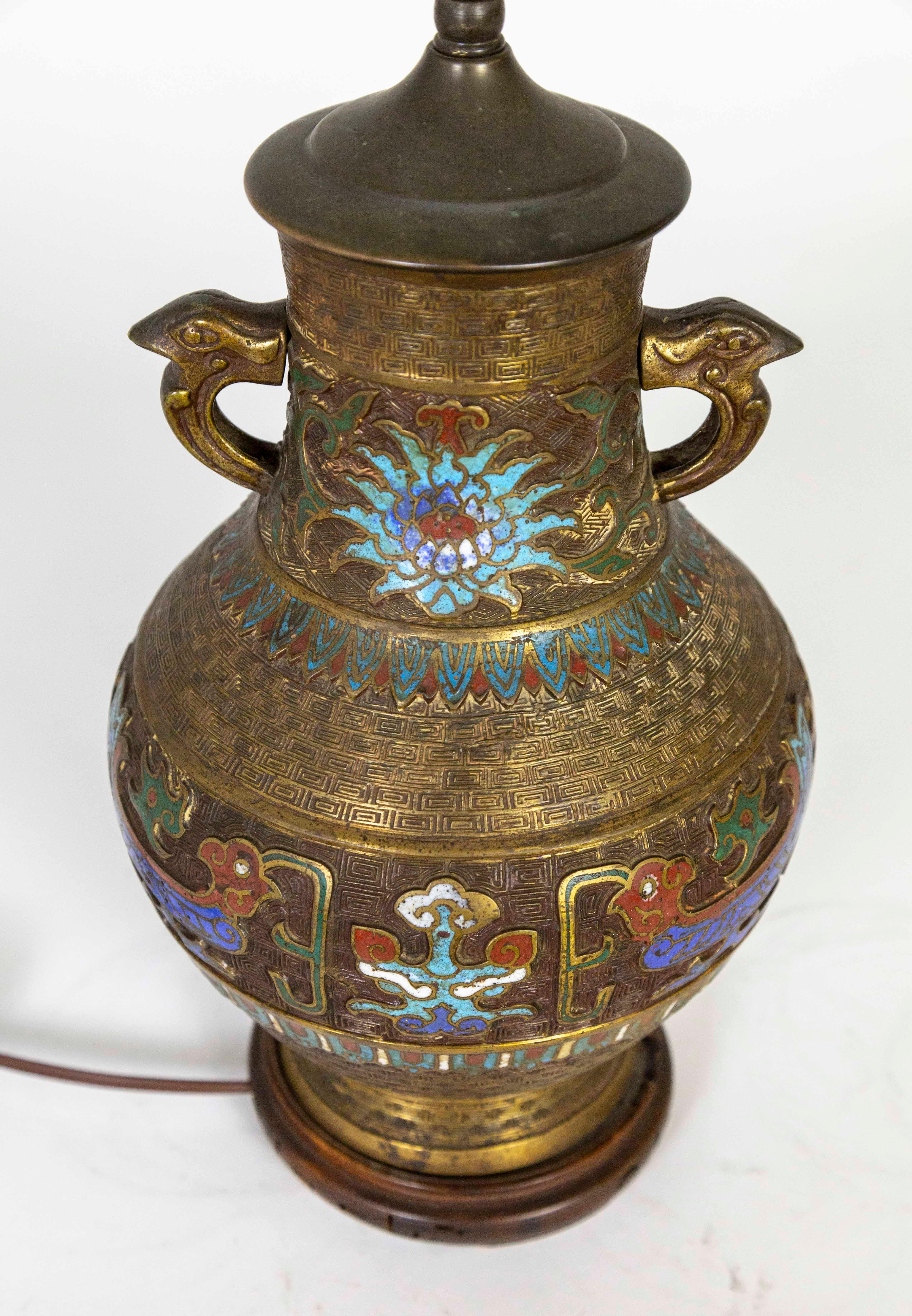Vase urne asiatique en bronze gravé et émail champlevé en forme de lampe en vente 2