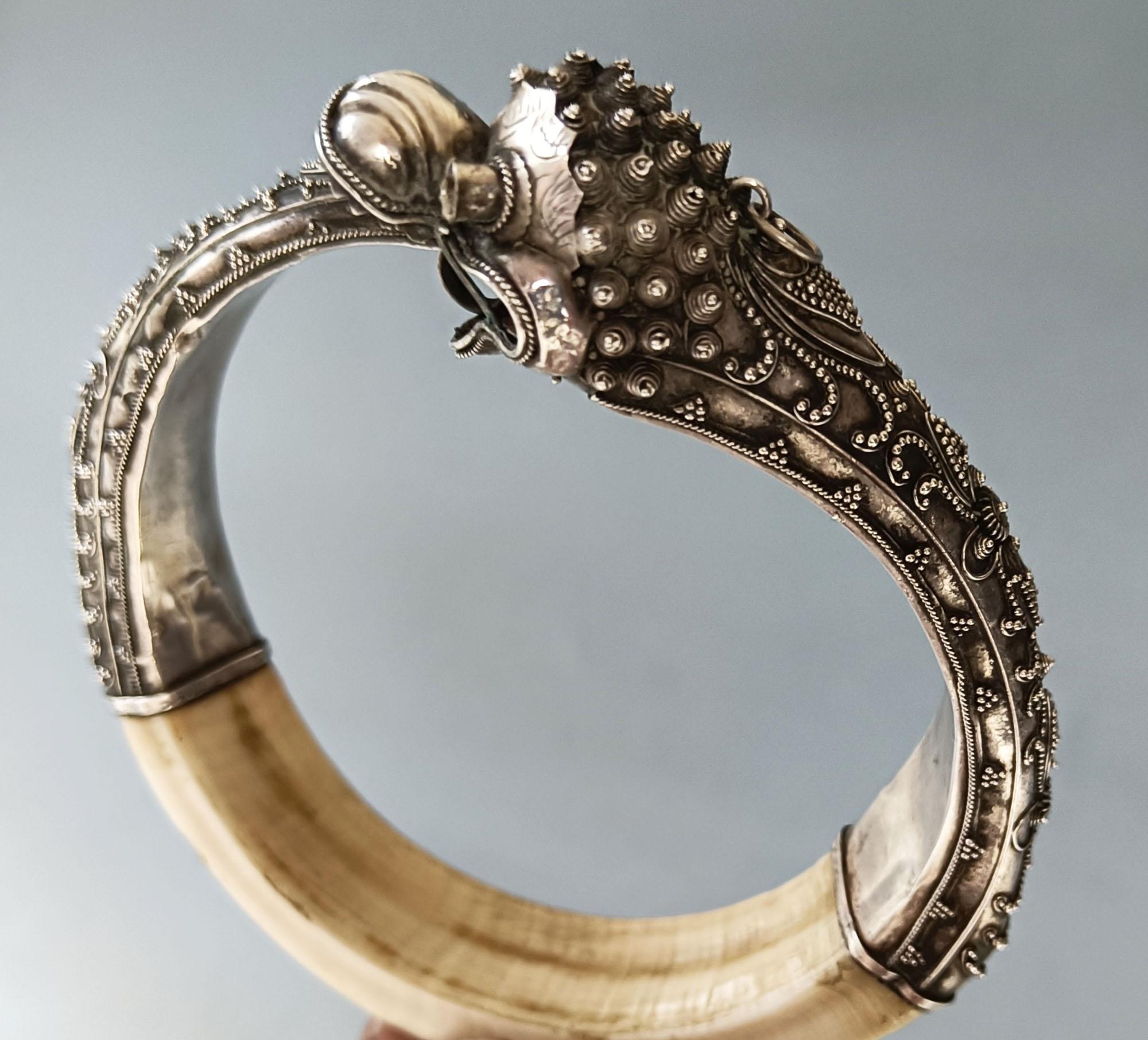 Asiatisches ethnografisches Vintage Silber-D Drachenarmband Bali Vintage Schmuck

Feines Vintage-Drachenarmband aus Bali, prächtige Silberarbeit mit Knochen-/Stoßzahnabschnitt.

Zustand Gut, ein Auge fehlt Stein

Zeitraum 1960er Jahre