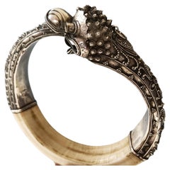 Bracciale etnografico asiatico d'argento con drago di Bali Gioielli d'epoca