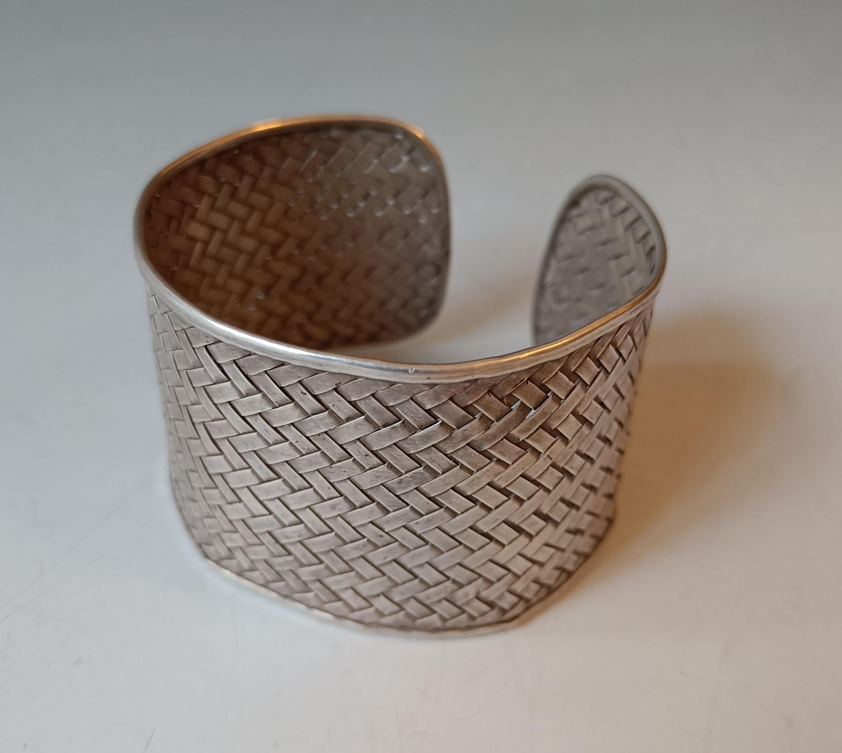 Brazalete tribal indio antiguo  de Rajastán de plata tejida  en forma de zigzag sorprendentemente sencillo pero muy estilístico.

La pulsera es  abierto por un extremo, por lo que se puede adaptar al tamaño hasta cierto punto

Peso 120 gramos