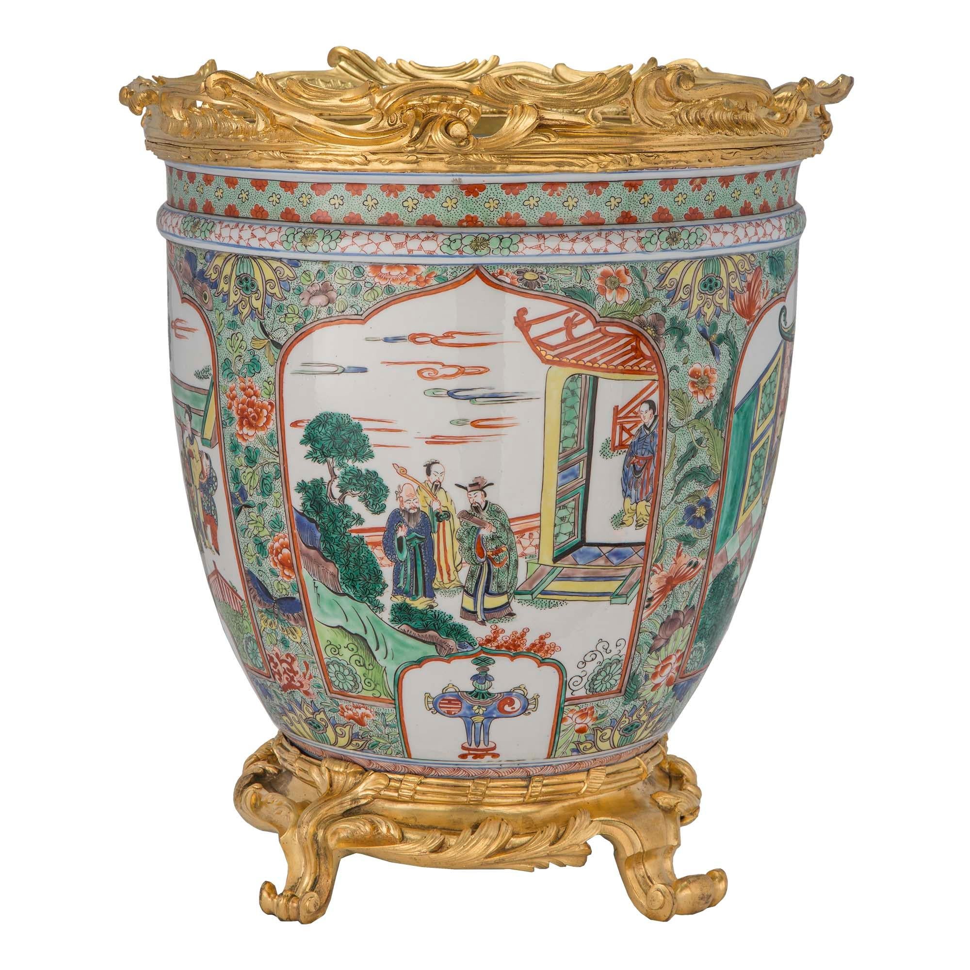 Asian Export Longuy Porcelain Urn In Good Condition For Sale In West Palm Beach, FL